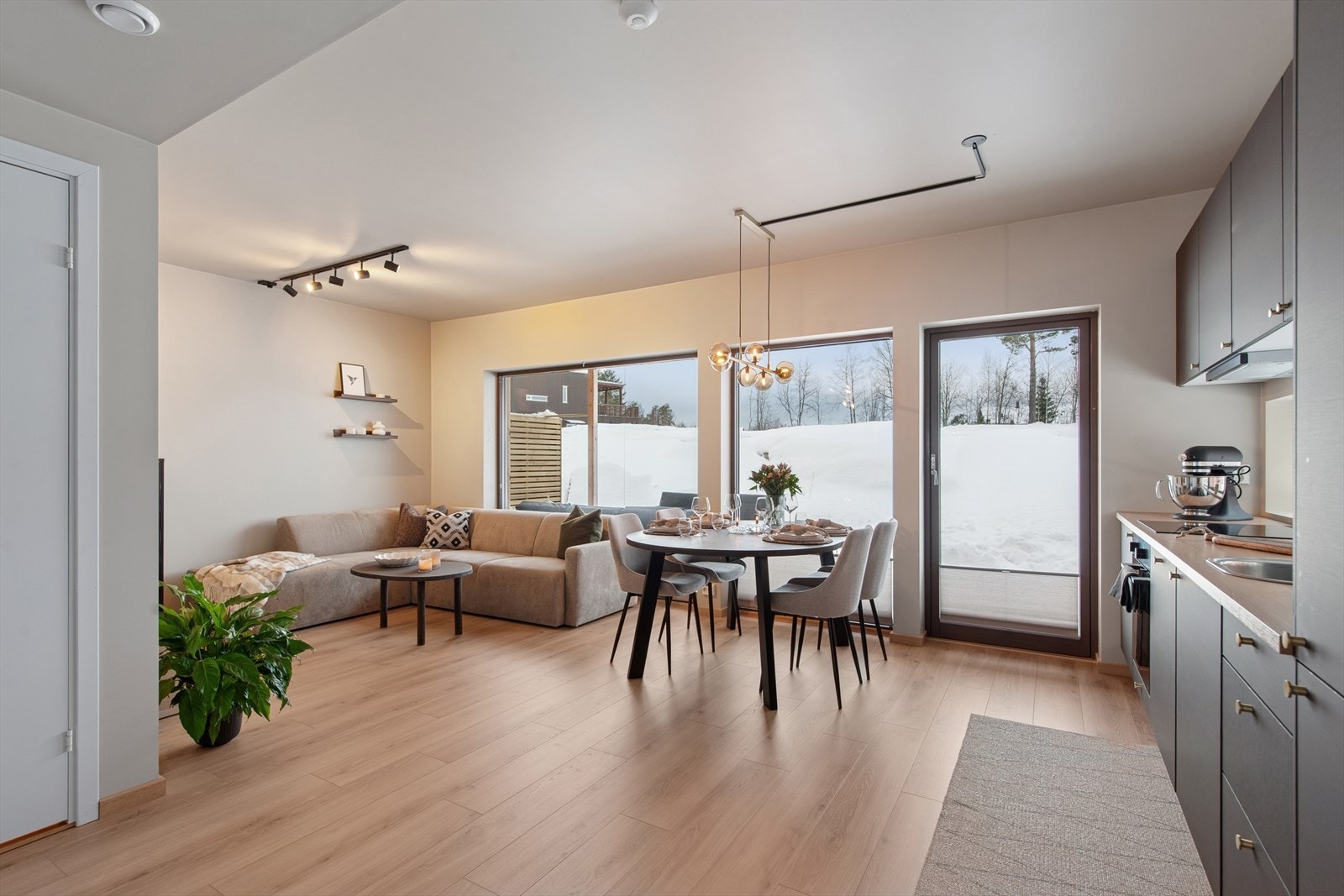 Meget pen leilighet med lys og god planløsning. Her vil du trives! Galleribilde