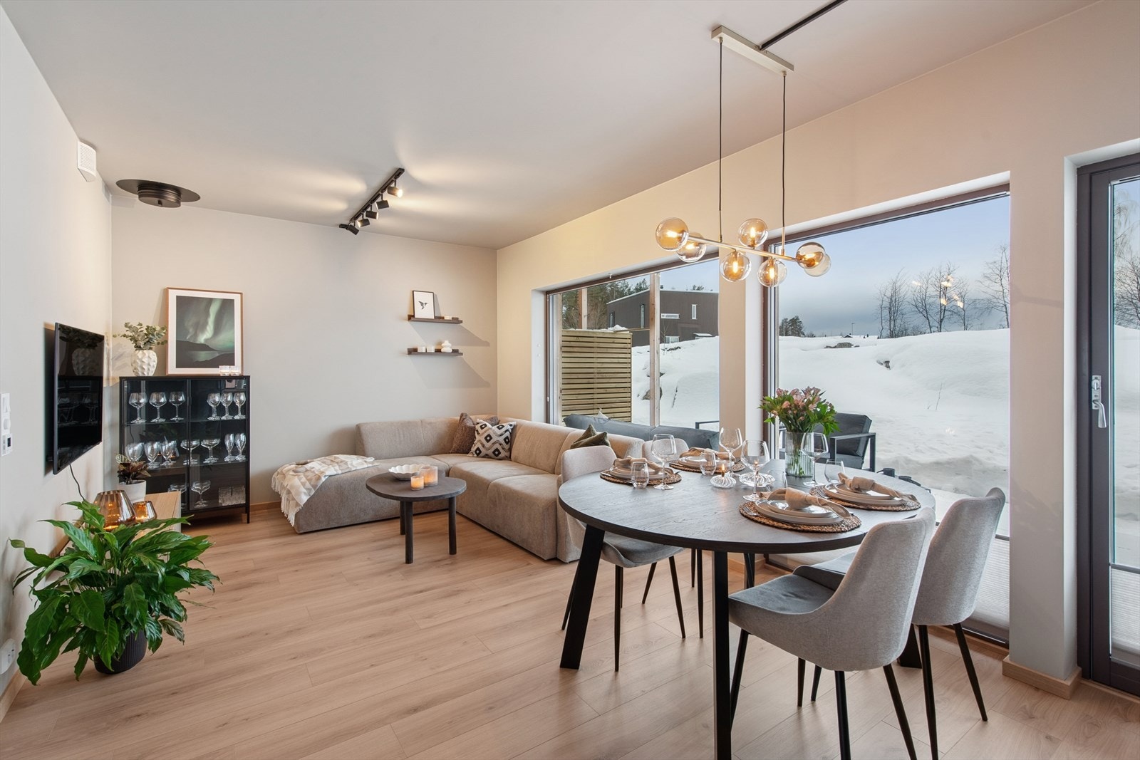 Meget pen og koselig stue som fremstår med en åpen og gjennomført praktisk planløsning. Galleribilde