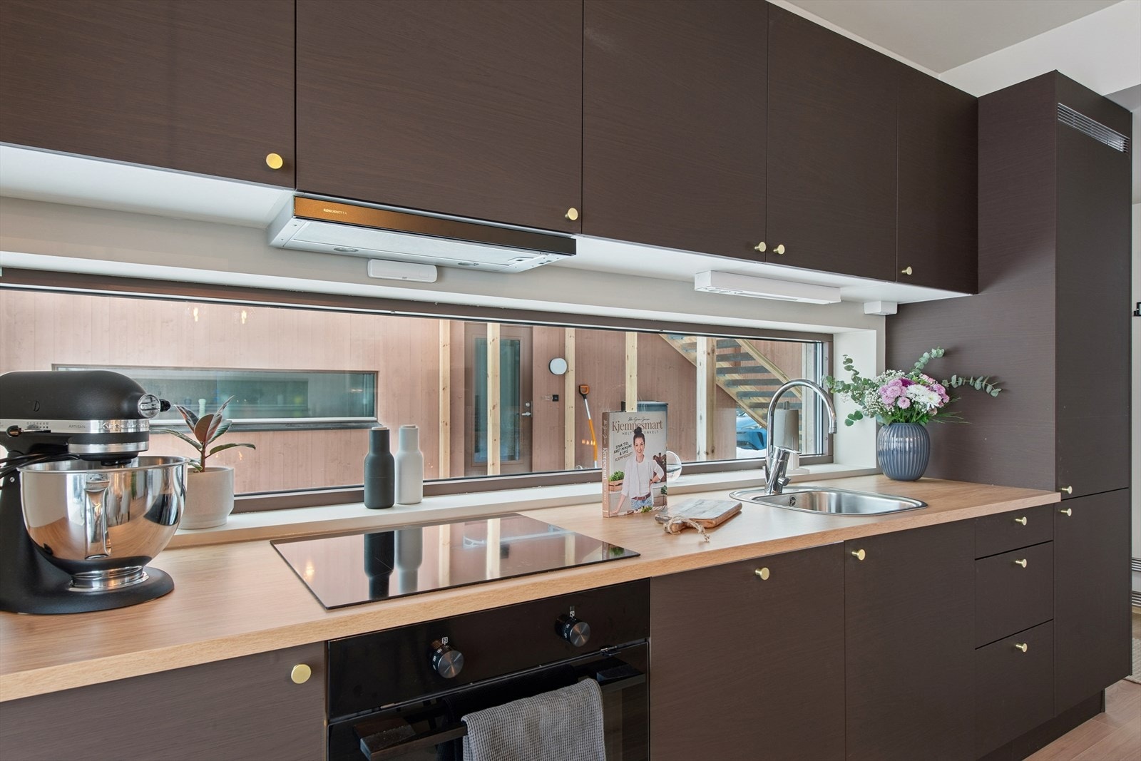 Funksjonelt og stilfullt kjøkken som er både lett å like og enkelt å bruke i det daglige. Rikelig med skap- og benkeplass. Galleribilde