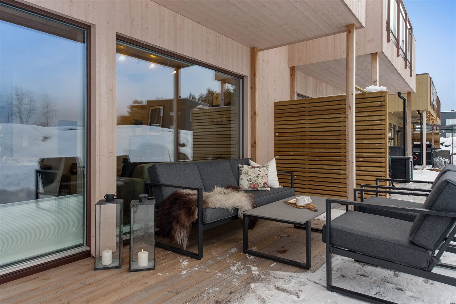 Den lune atmosfæren og gode plassforholdene gjør terrassen til en naturlig forlengelse av stuen og et herlig ekstra oppholdsrom store deler av året. Galleribilde