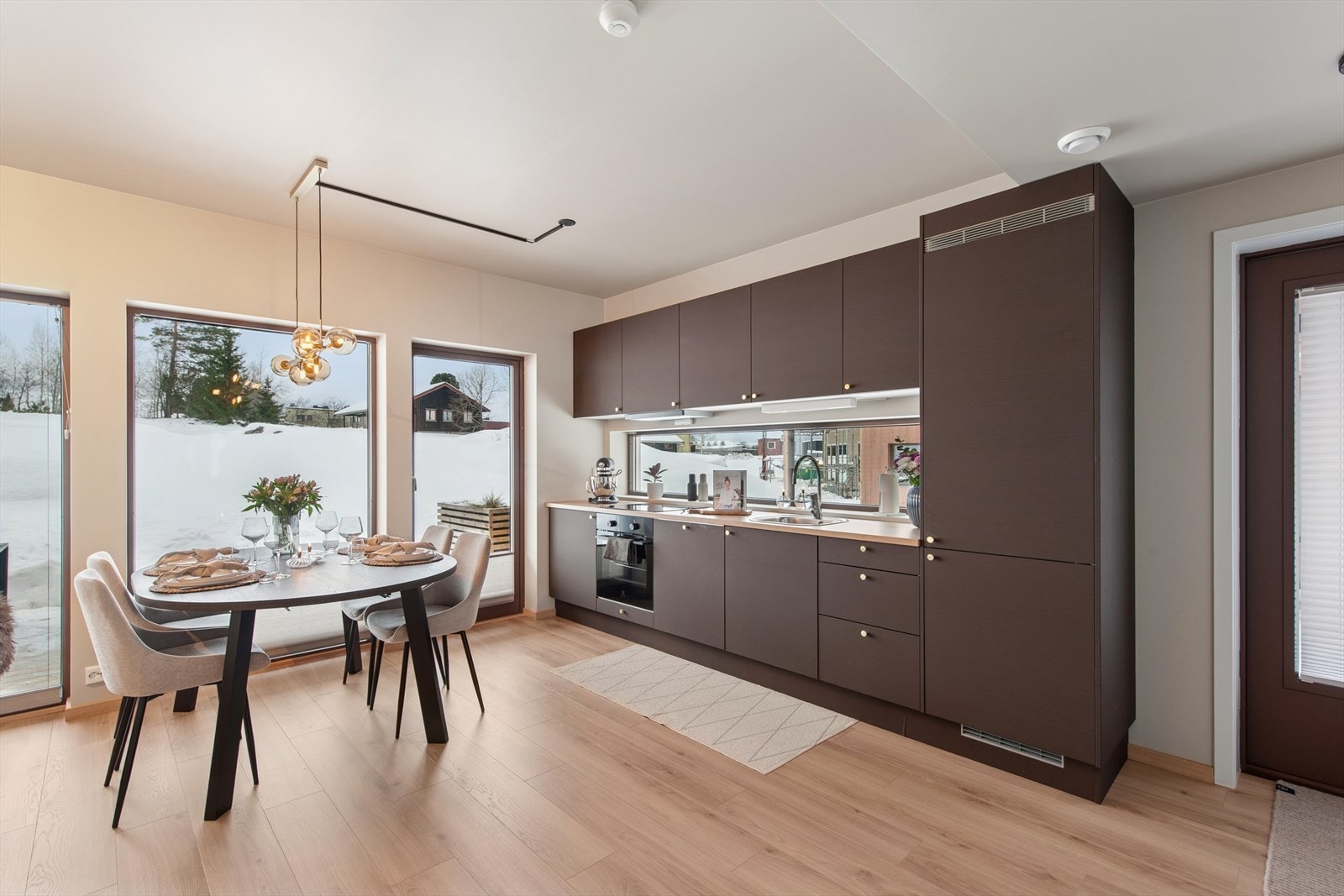 Kjøkkenet er godt utrustet med integrerte kvalitetsprodukter, inkludert stekeovn, induksjonstopp, oppvaskmaskin og kombiskap med kjøl og frys. Galleribilde