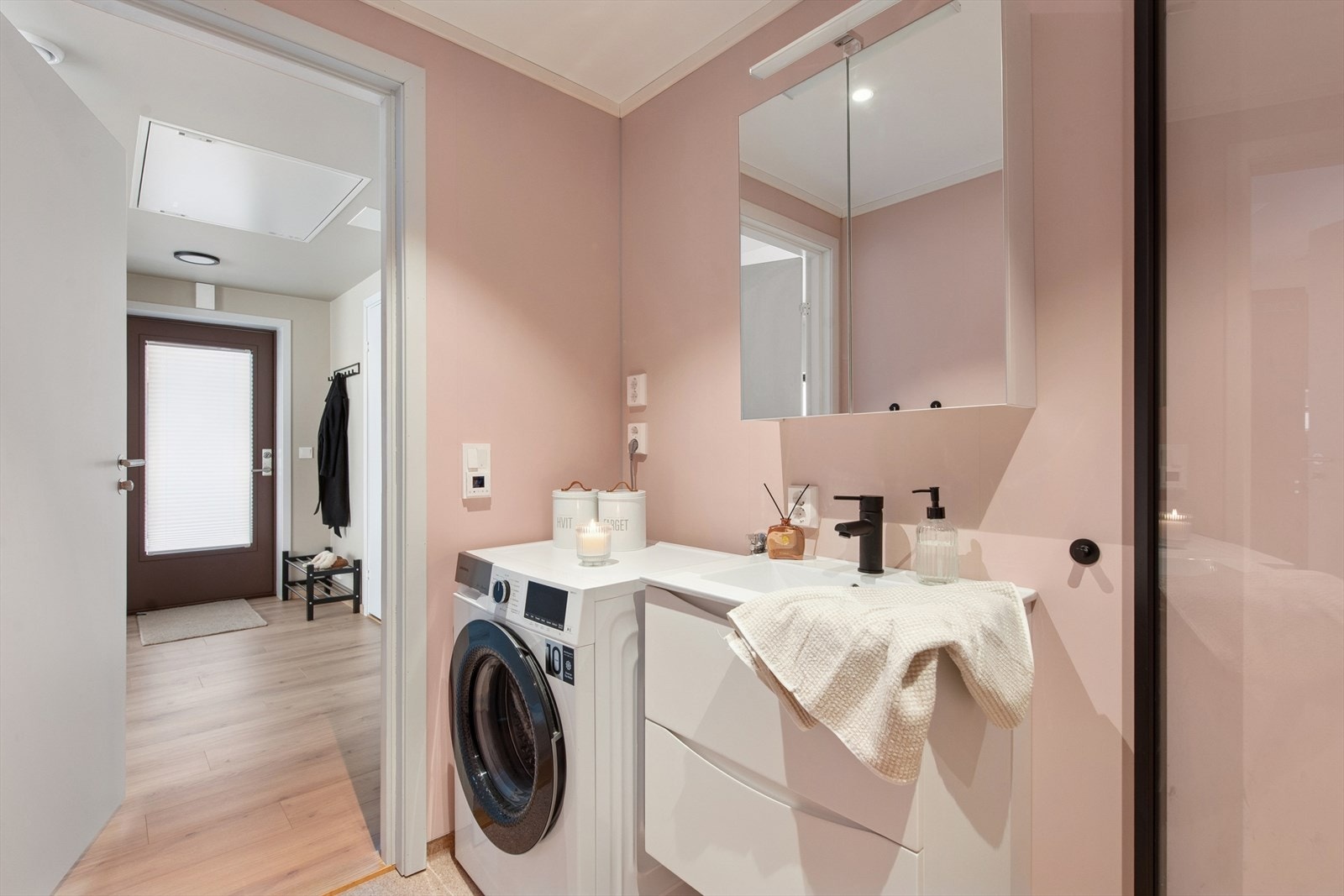 Lys og pent bad med innredning med nedfelt servant. Opplegg for vaskemaskin. Galleribilde