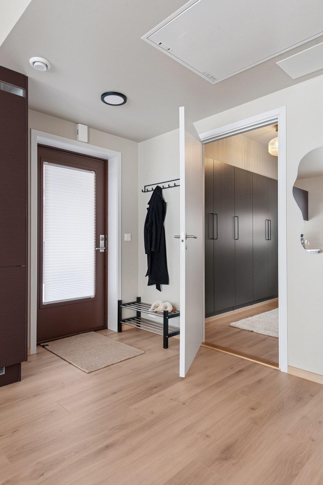 Her ønskes du velkommen inn i en innbydende og romslig entré som setter tonen allerede ved første steg inn i boligen. Galleribilde