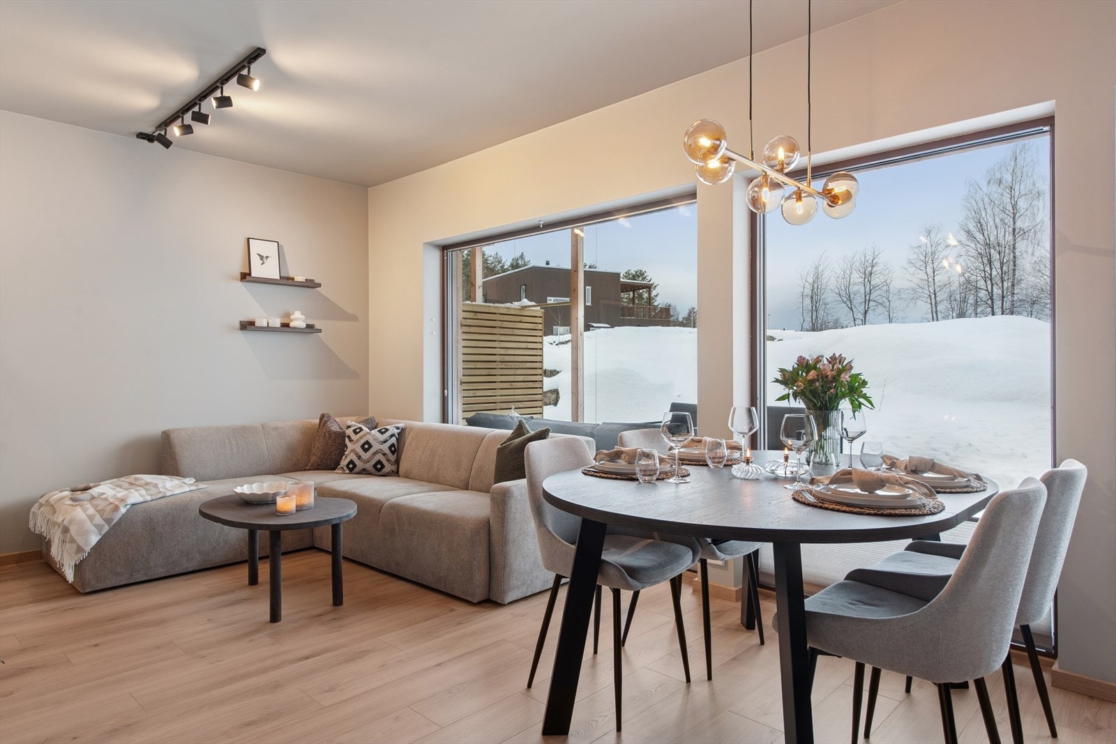 Komfortabel sofagruppe og en koselig spiseplass for både hverdagsliv og hyggelige sammenkomster. Galleribilde