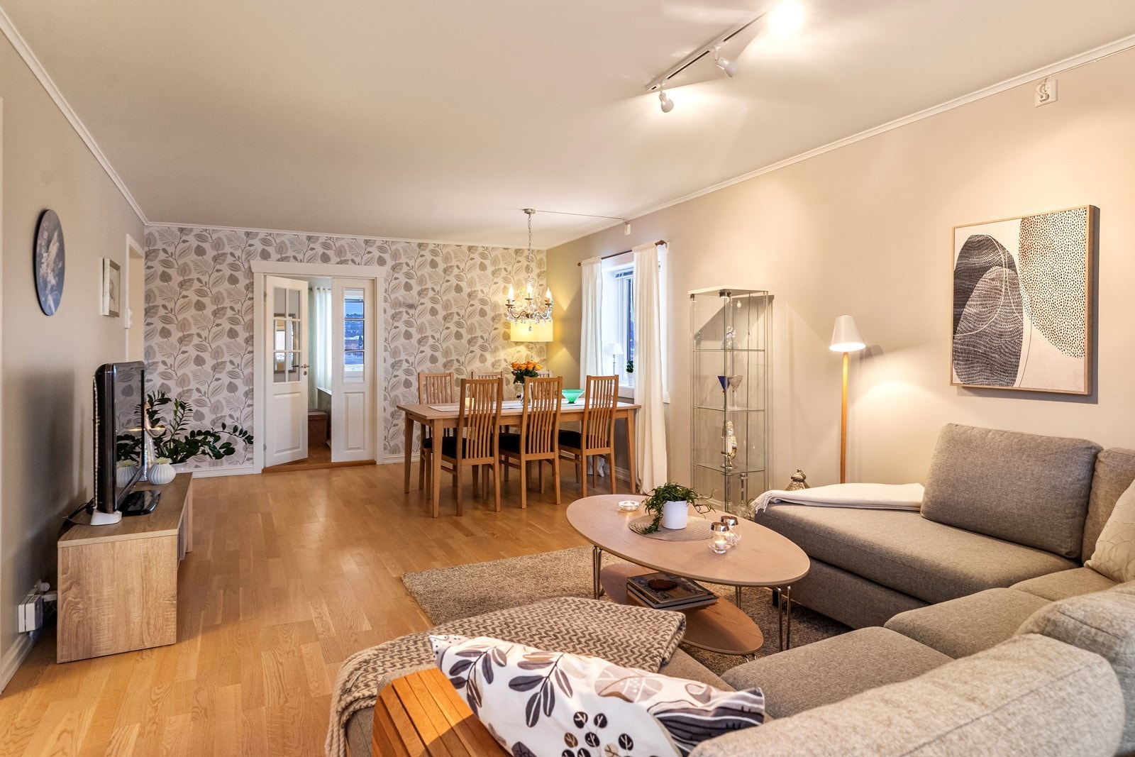 Den åpne løsningen gir en god romfølelse og en naturlig overgang til spiseplassen. Galleribilde