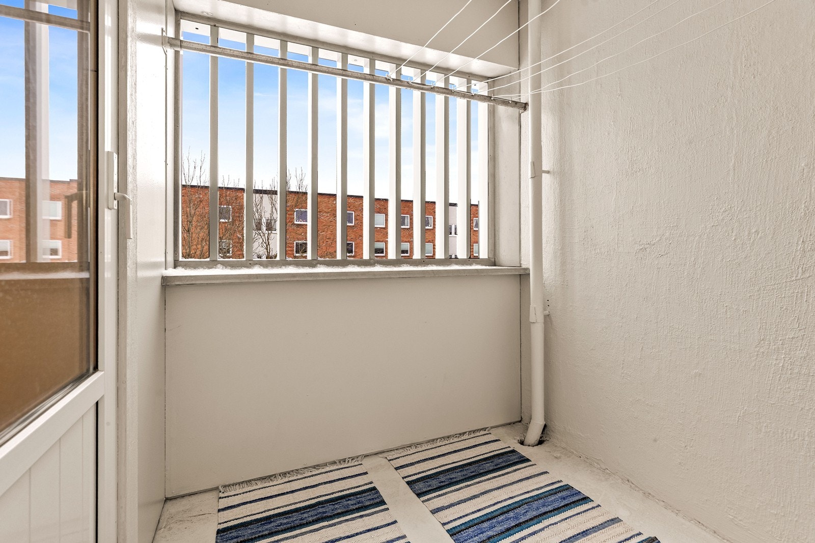 Luftebalkongen utenfor kjøkkenet er fint egnet for tørking av tøy. Herfra er det adkomst til boden. Galleribilde