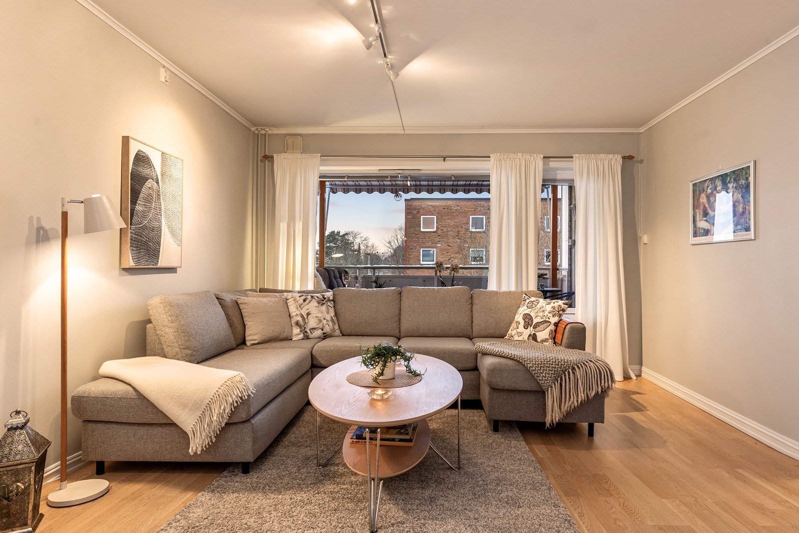 Stuen er et lyst og sentralt rom med parkettgulv lagt i 2014. Galleribilde