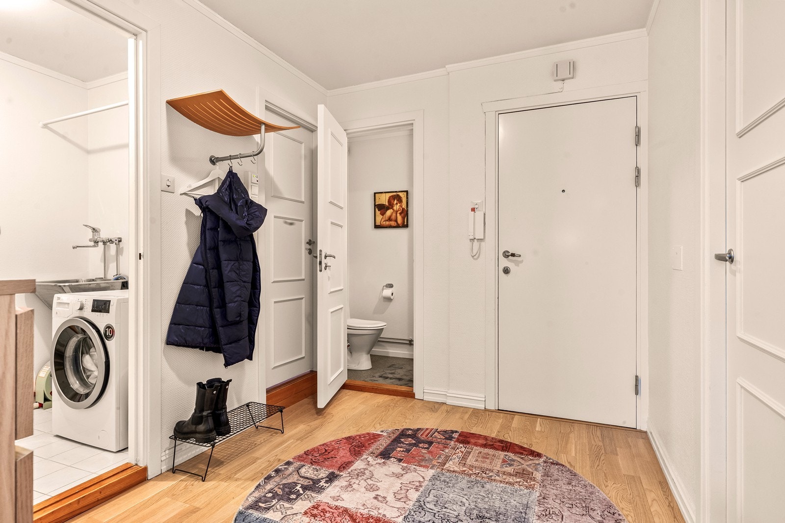 Inngangspartiet gir tilgang til et separat toalettrom og et praktisk vaskerom. Galleribilde