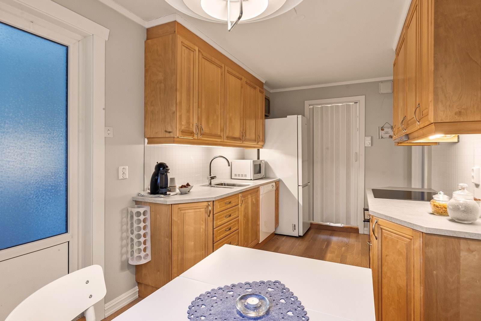 Kjøkkenet har integrert platetopp og stekeovn, og en praktisk foldedør mot vaskerommet. Galleribilde