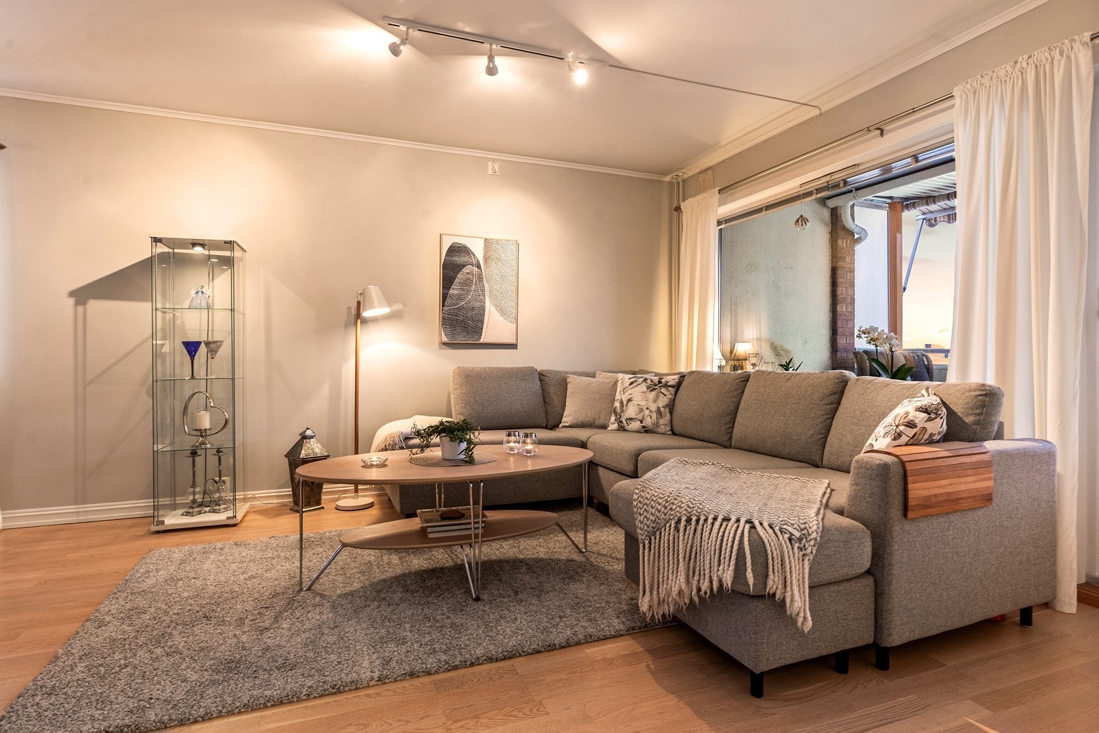 Rommet er lett å møblere med plass til både sofagruppe og annet inventar. Galleribilde