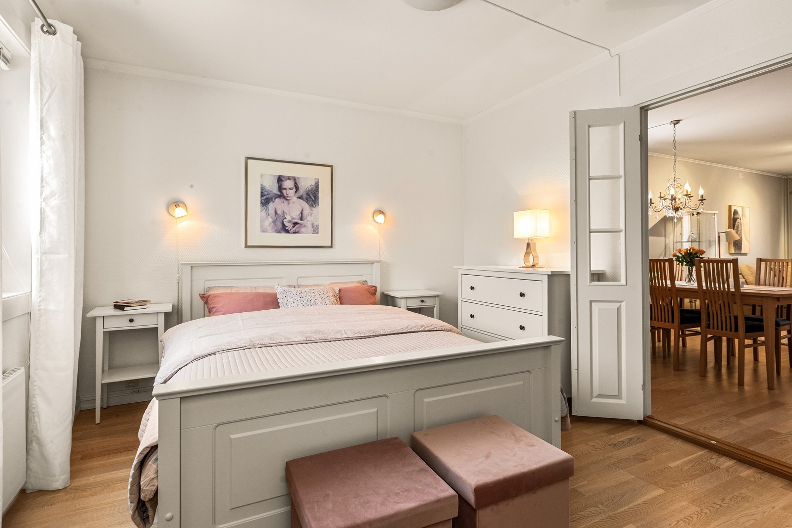 Hovedsoverommet er romslig og har plass til dobbeltseng og nattbord. Galleribilde