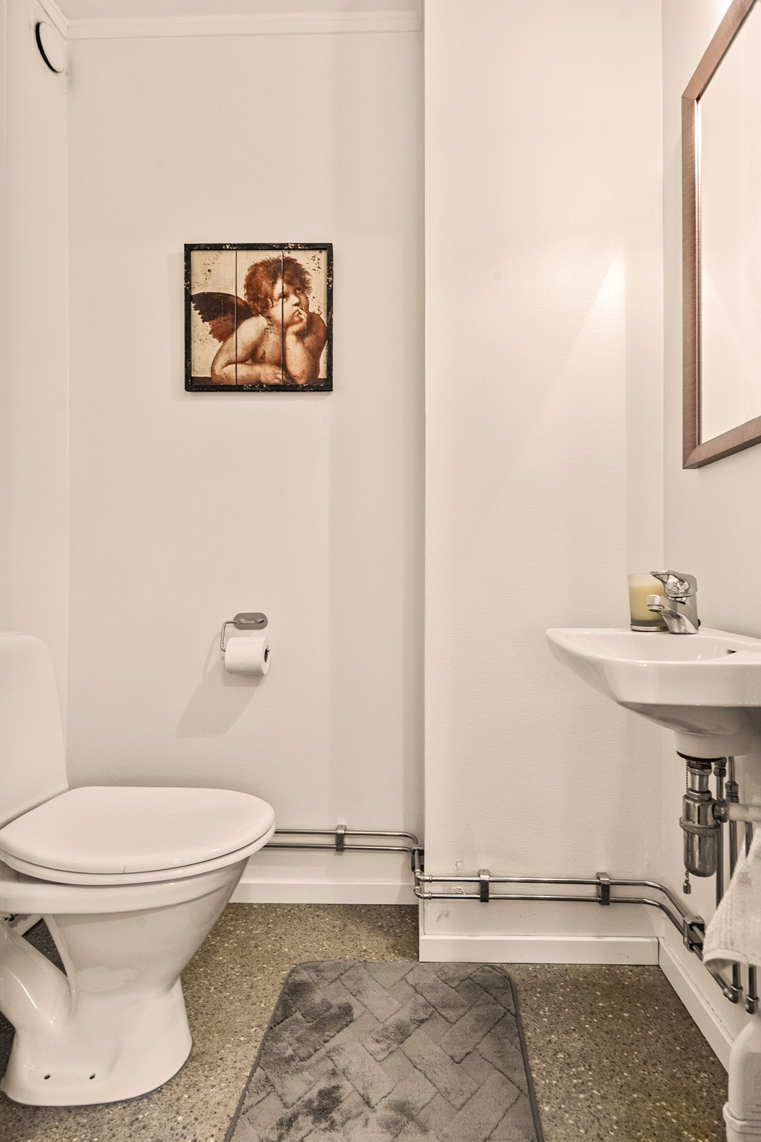 Leiligheten har et separat toalettrom med servant, en praktisk løsning i hverdagen. Galleribilde