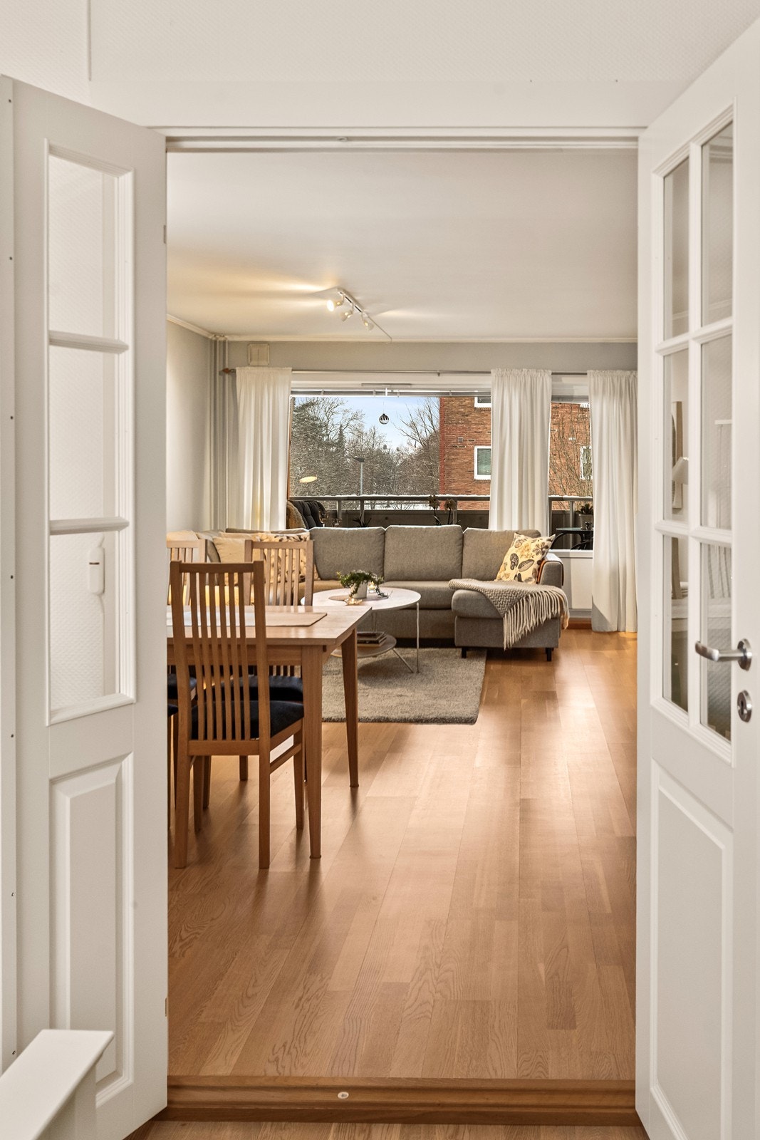 Fra soverommet har man et fint overblikk over stuen og spiseplassen. Galleribilde