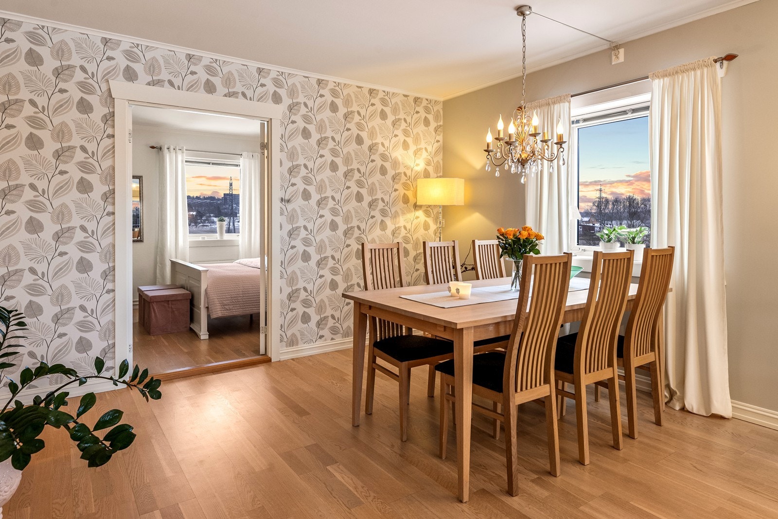 En elegant, formpresset dør med glassfelt fra 2014 leder inn til hovedsoverommet. Galleribilde