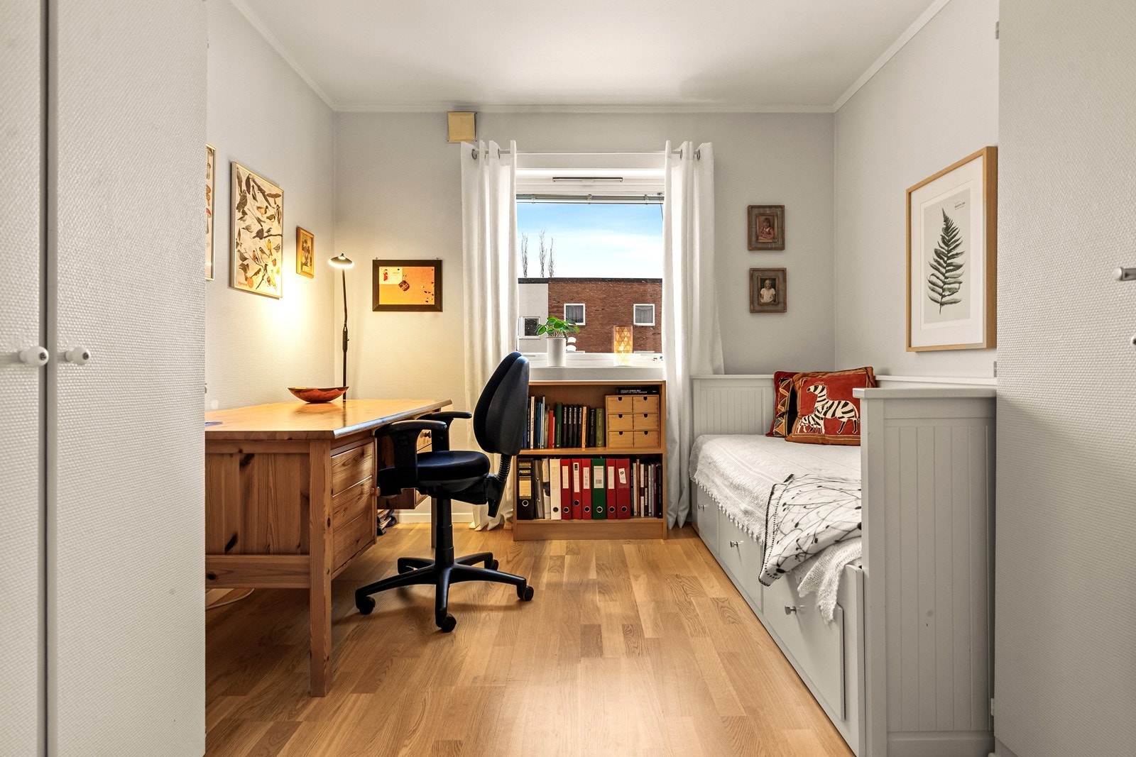 Det andre soverommet egner seg godt som barnerom, gjesterom eller kontor. Galleribilde