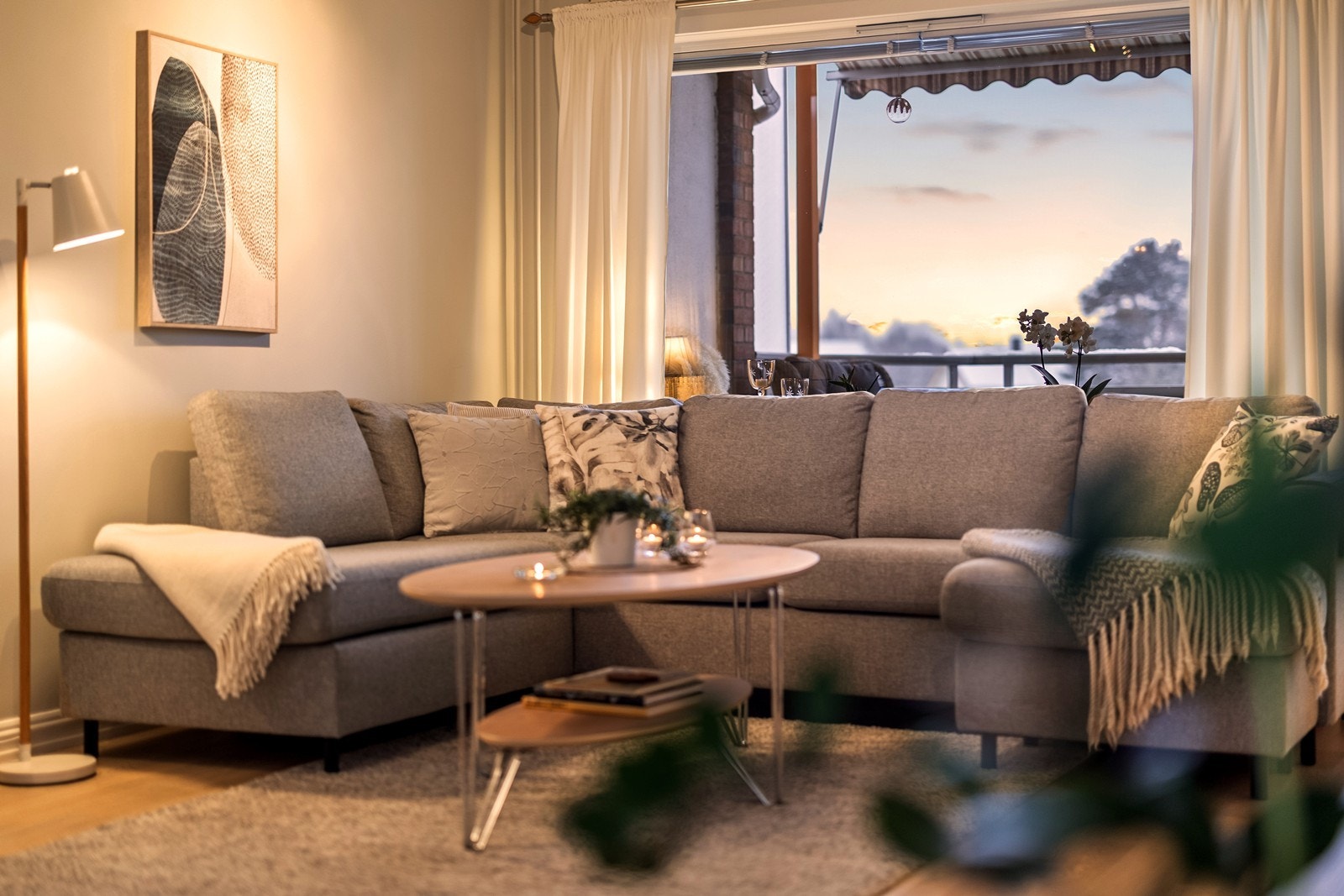 Fra stuen er det direkte utgang til den vestvendte balkongen. Galleribilde