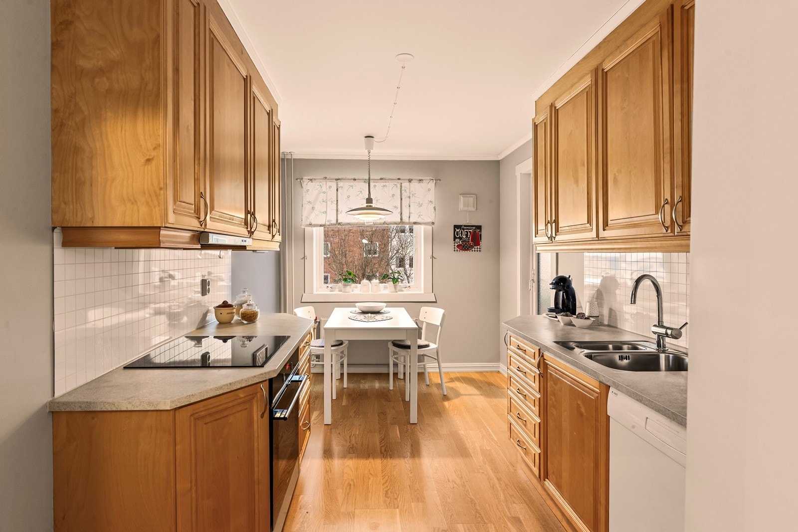 Kjøkken med god skap- og benkeplass, samt en hyggelig spiseplass ved vinduet. Galleribilde