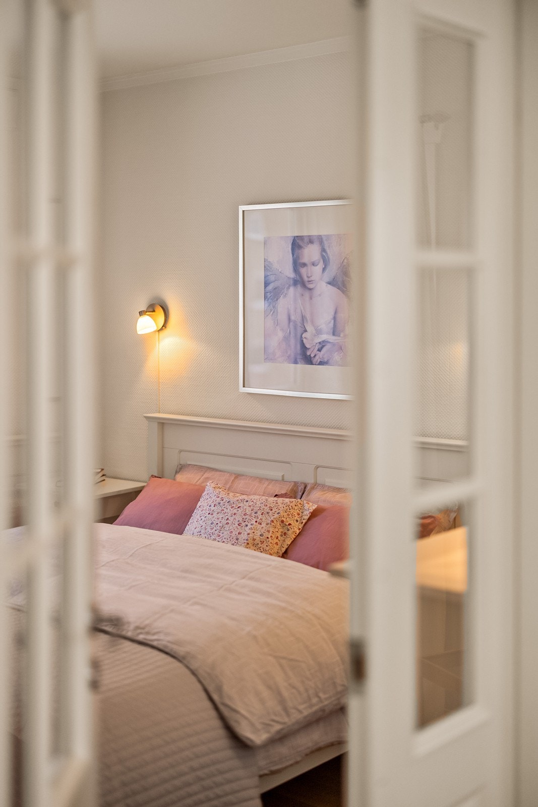 De doble glassdørene skaper en elegant og åpen følelse mot stuen. Galleribilde