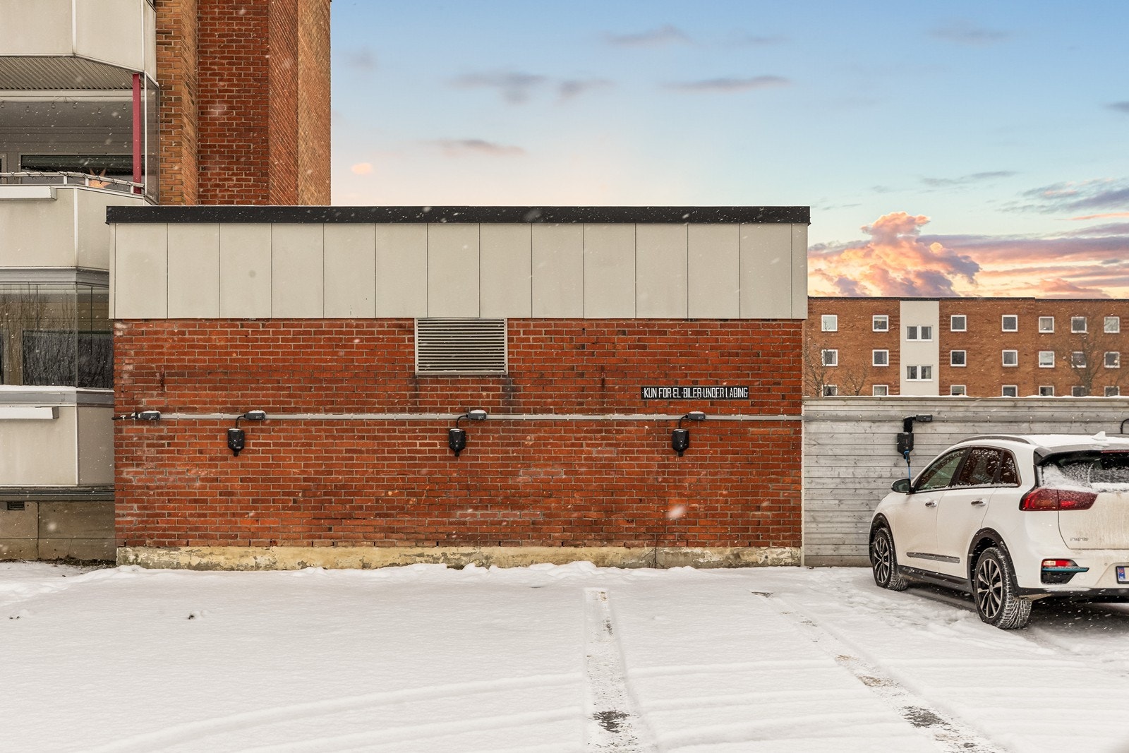 Borettslaget har etablert et eget ladeanlegg for elbiler. Galleribilde