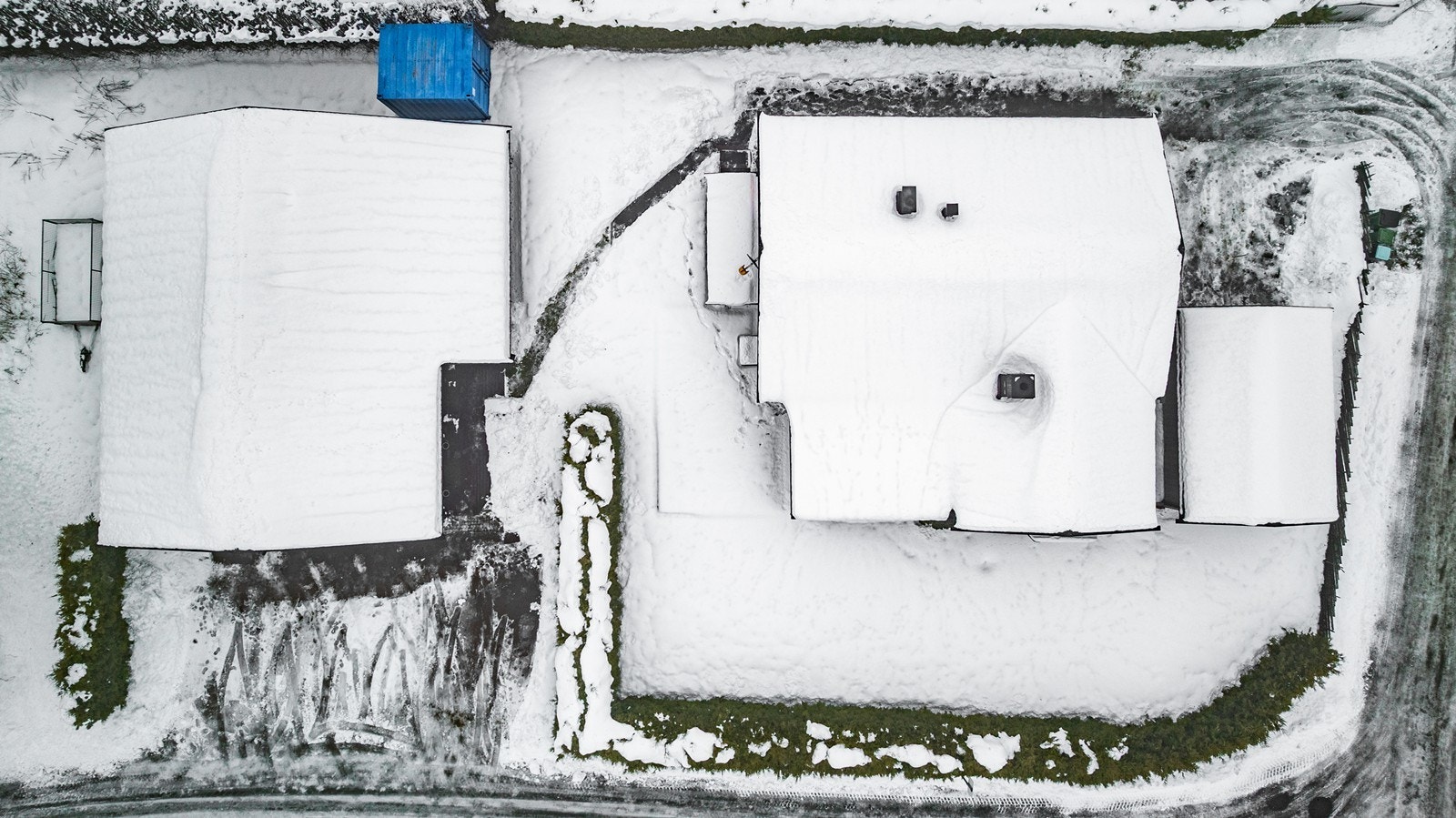 Innholdsrik eiendom med 185 kvm hus, 23 kvm garasje og 110 kvm innredet garasje Galleribilde