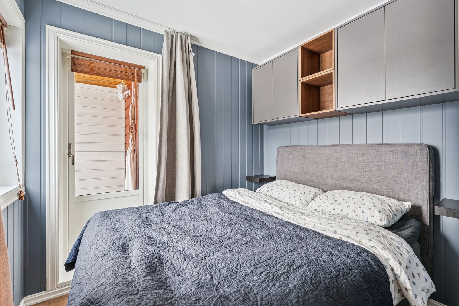 Koselig soverom med oppbevaringsmuligheter Galleribilde