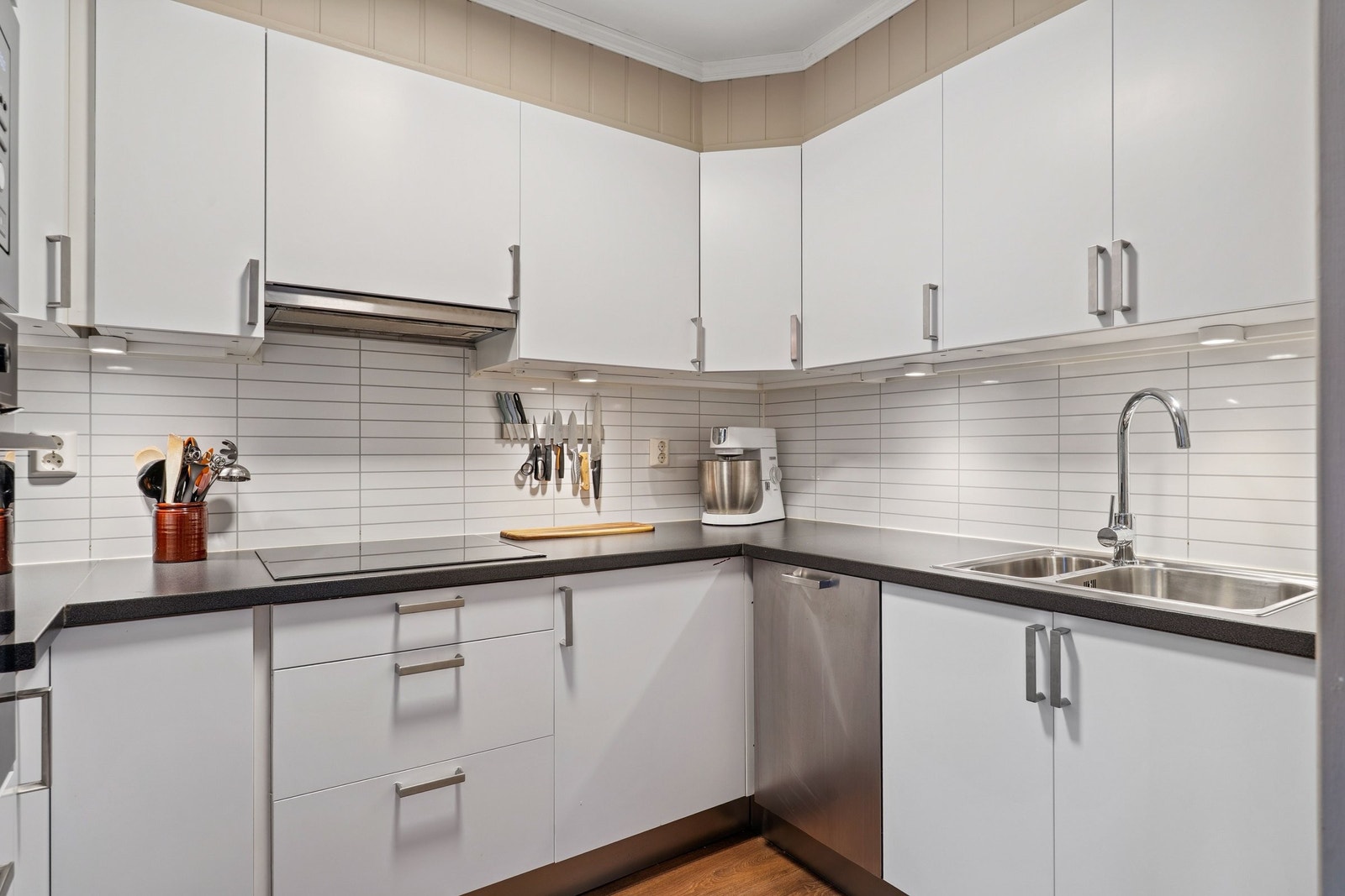 Funksjonelt kjøkken fra 2012 med mye oppbevaring Galleribilde