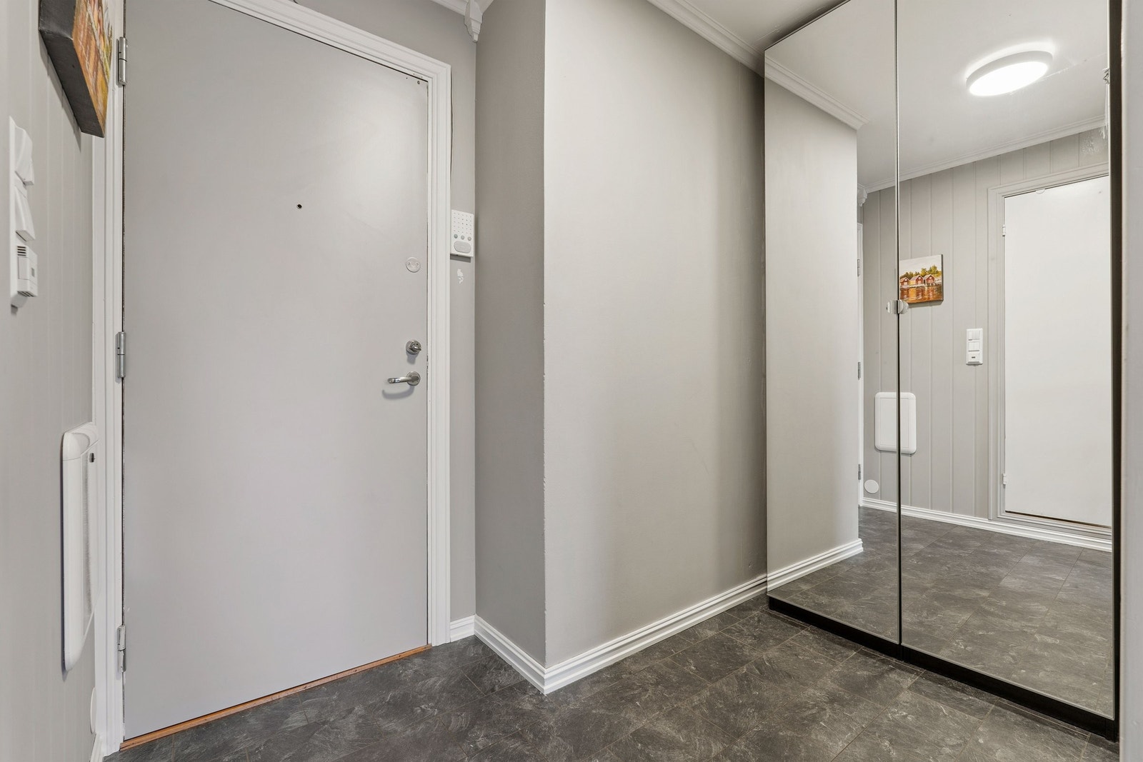 Entré med garderobeskap Galleribilde