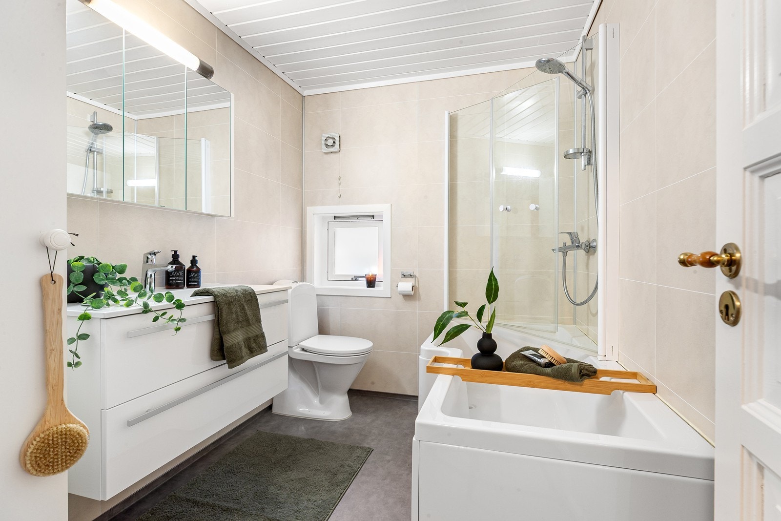 Badet ble ifølge selger renovert i 2020, og fremstår som gjennomført med tidriktig innredning og fargevalg. Galleribilde