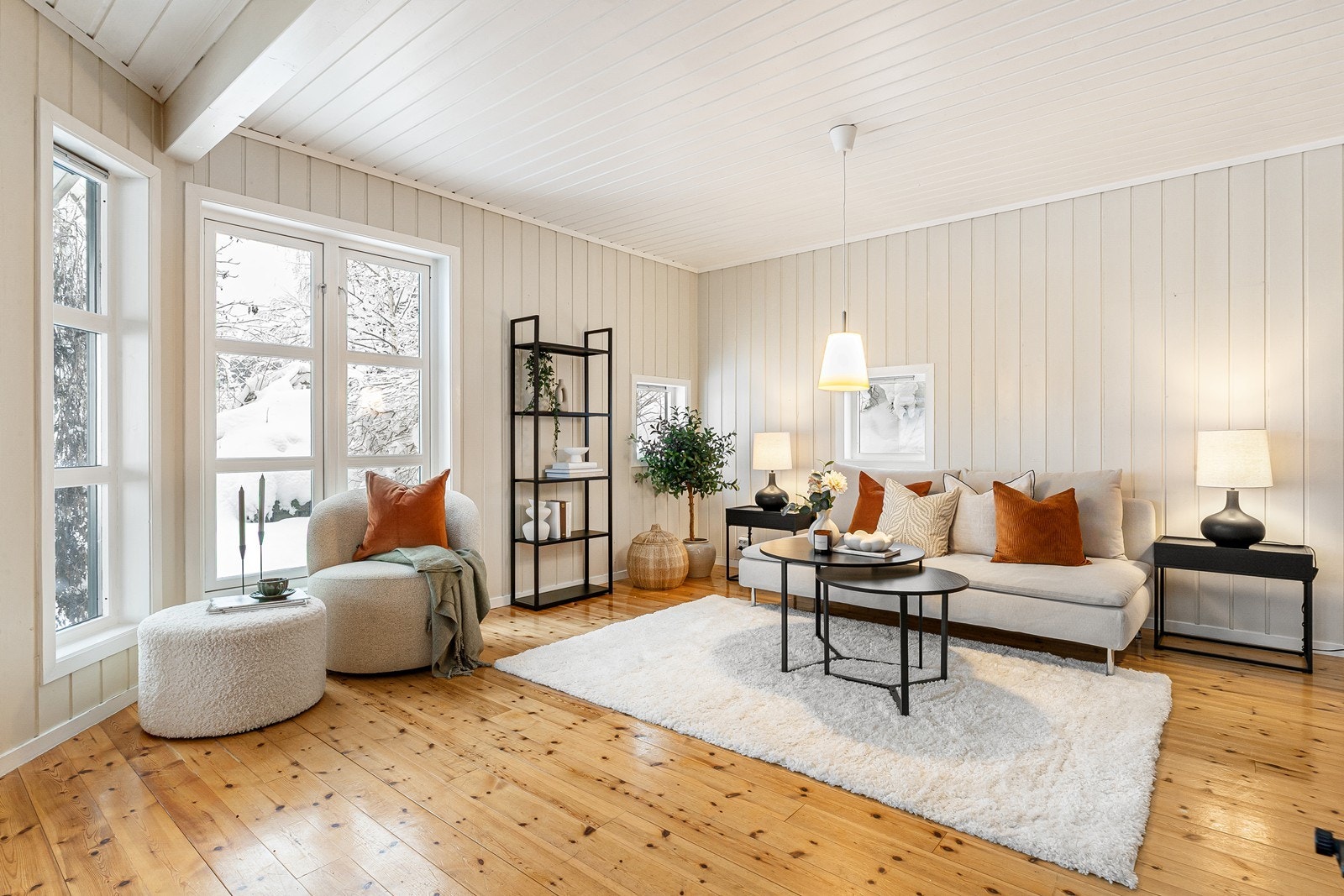 Stuen fremstår åpen og romslig, med fleksible løsninger som gir gode muligheter for variert møblering. Galleribilde