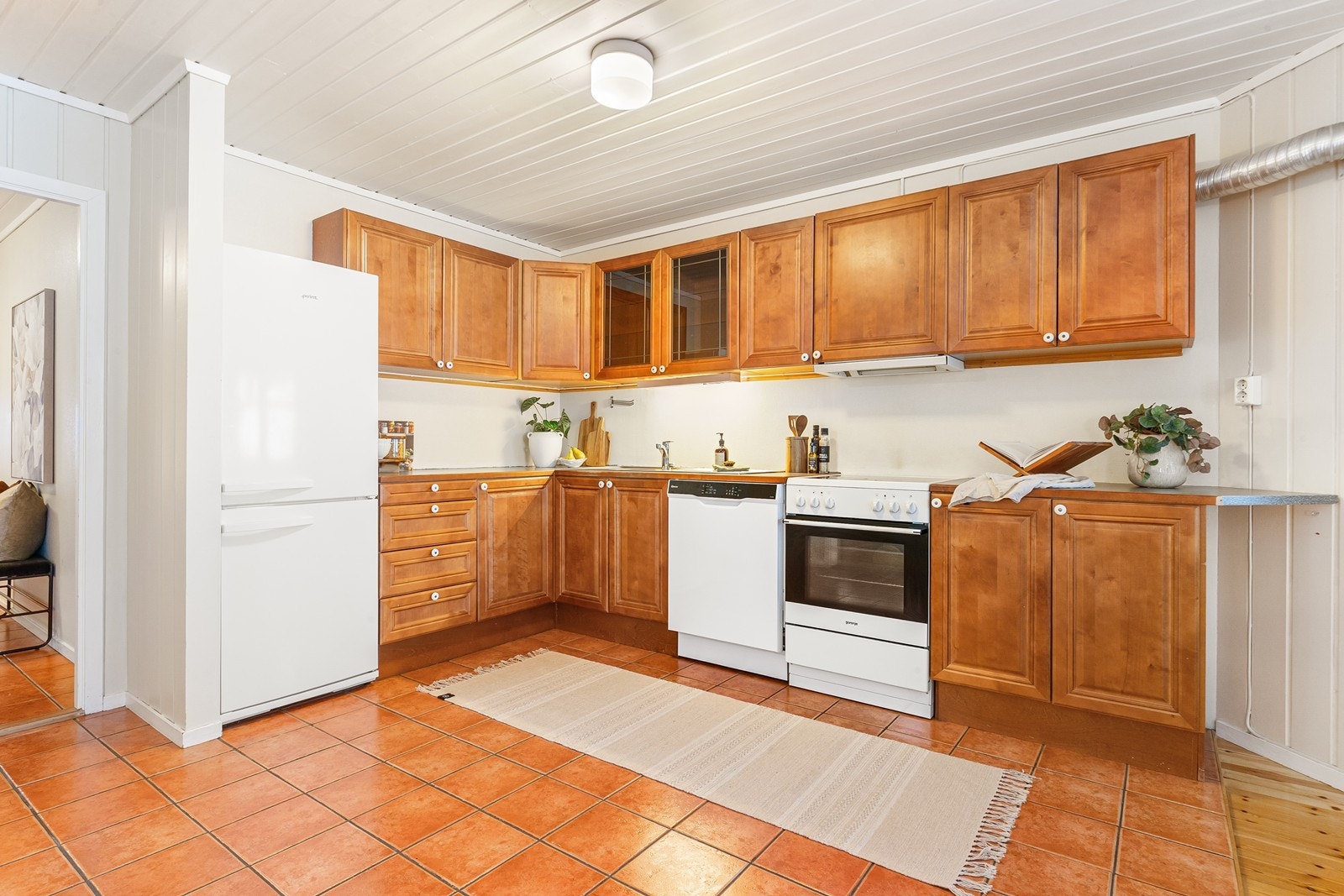 Kjøkkenet har innredning med profilerte fronter og benkeplate av laminat. Galleribilde