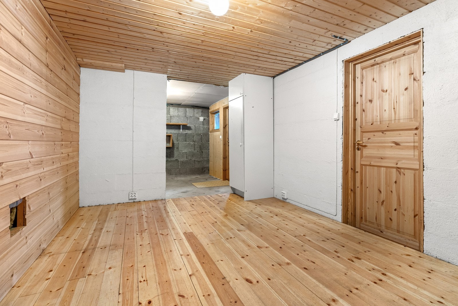 Bod i 1. etasje, inngang fra gang og gårdsrom. I tillegg er det vaskerom i underetasjen. Galleribilde