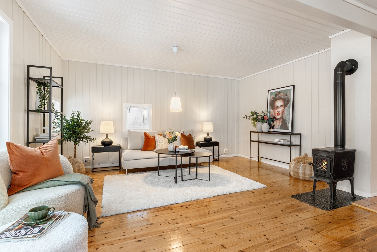 Boligen har vedovn plassert i stuen. Galleribilde