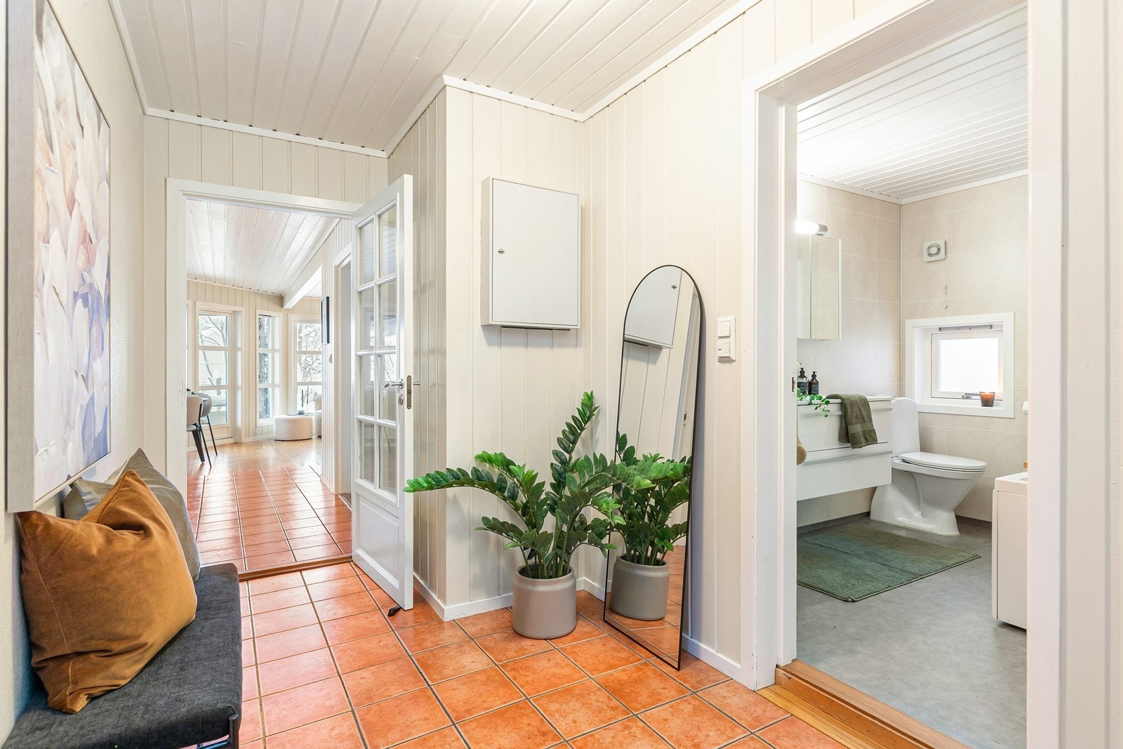 Boligen fremstår lys og innbydende, med en gjennomtenkt og funksjonell planløsning. Galleribilde