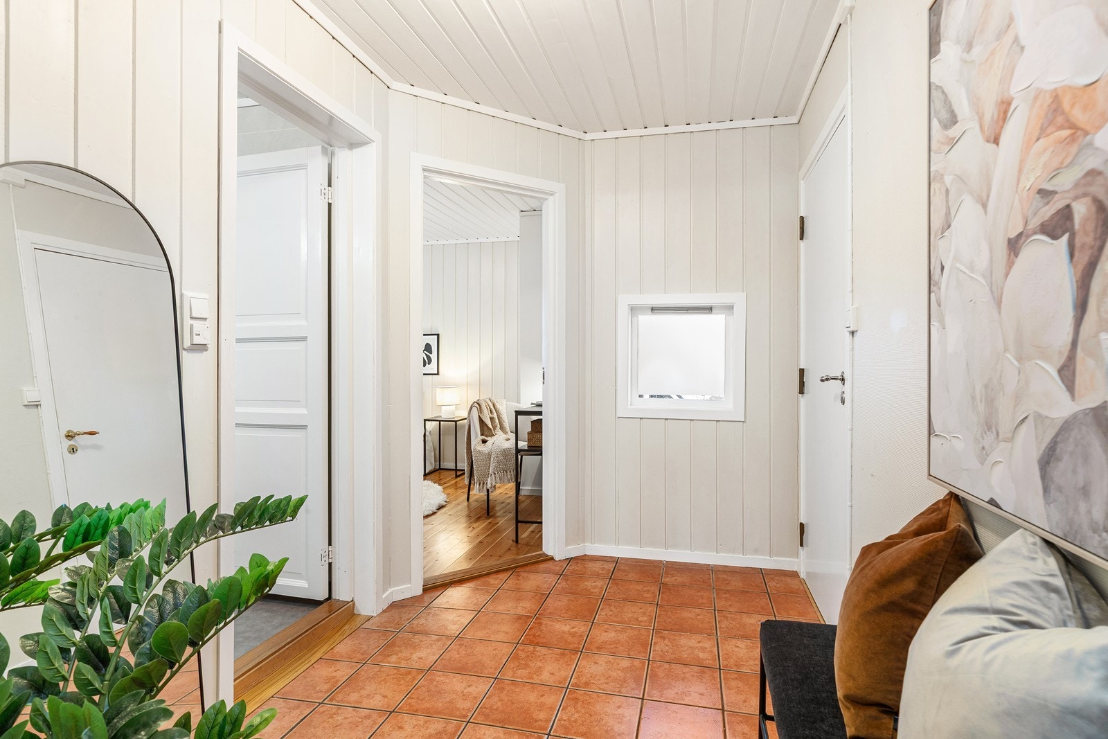 Leiligheten har to soverom, begge med en behagelig størrelse som gir god plass til både møblering og oppbevaring. Galleribilde