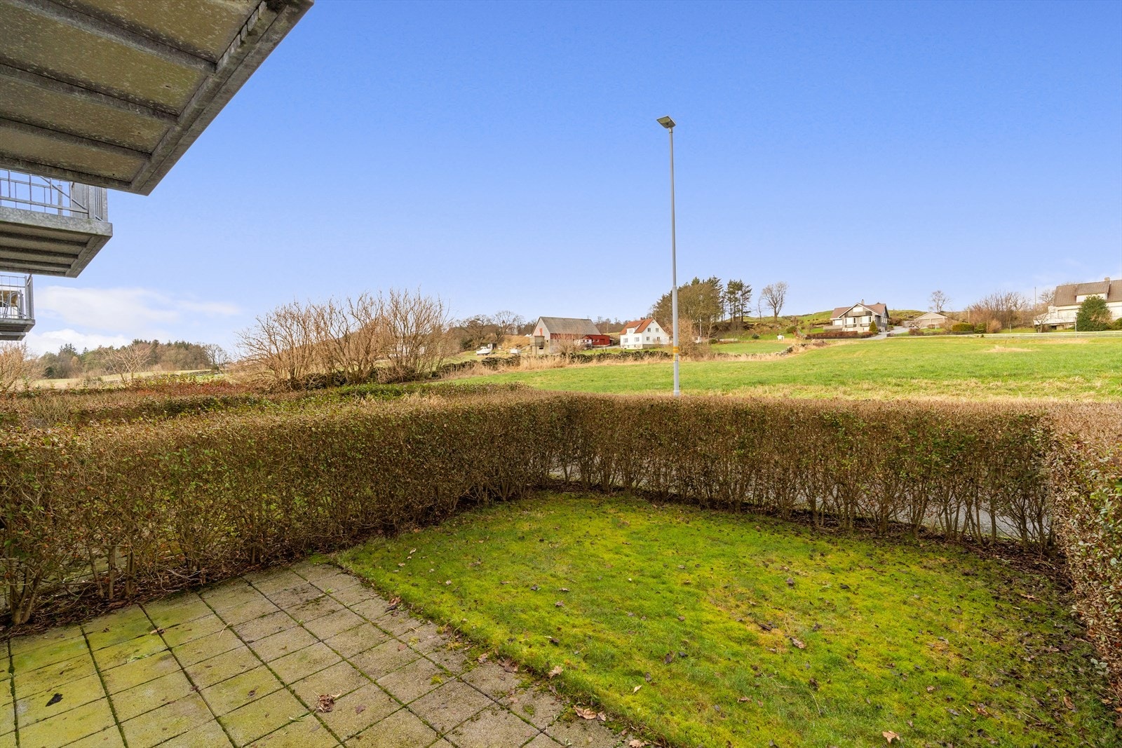 Egen hage og terrasse på inngangsiden Galleribilde