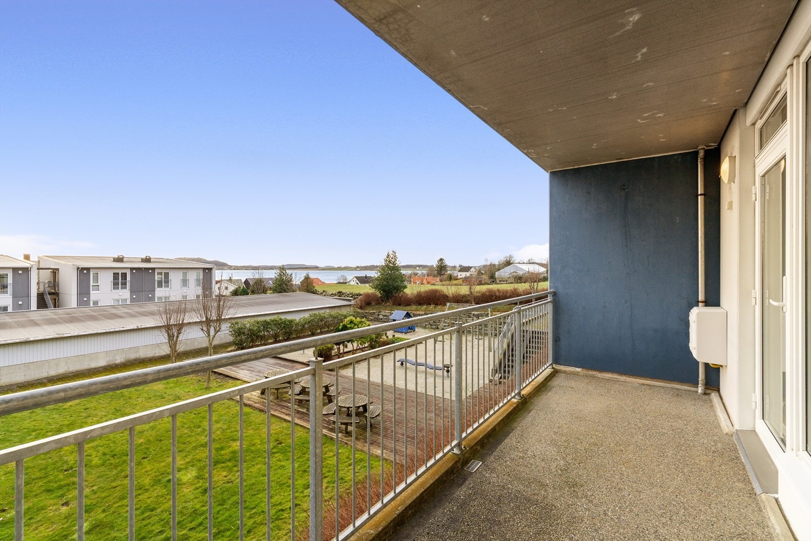 Fin utsikt fra balkongen. Ettermiddagsol. Galleribilde