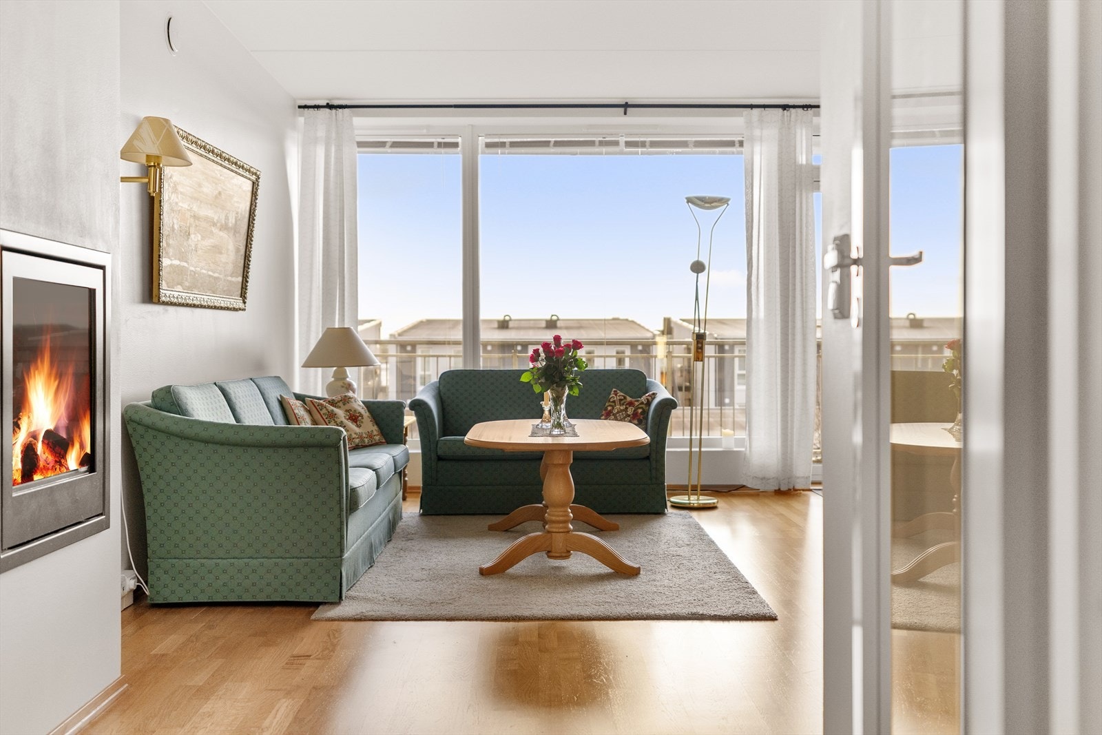 Stue med store vindusflater Galleribilde