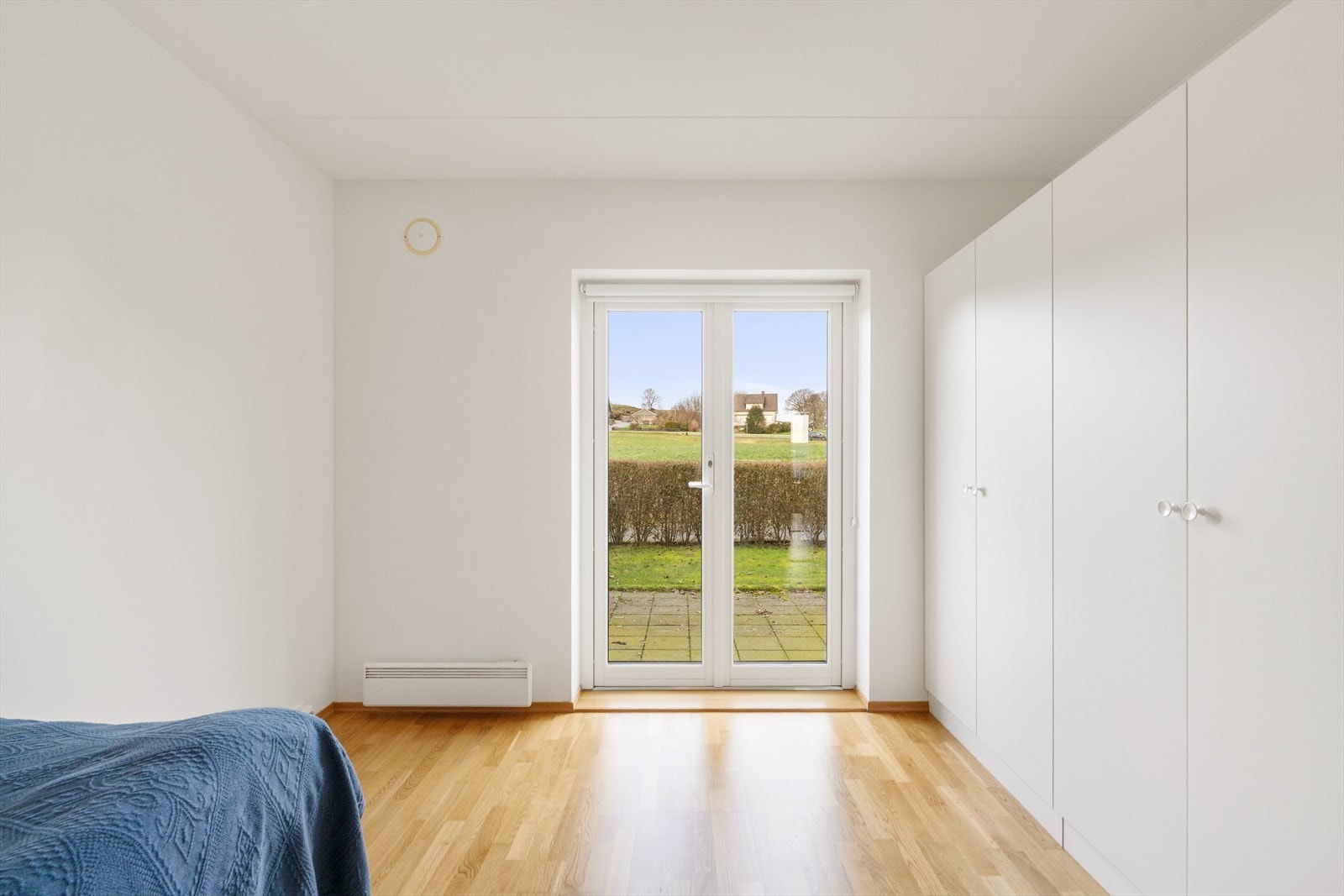 Soverom med utgang til hage og terrasse Galleribilde