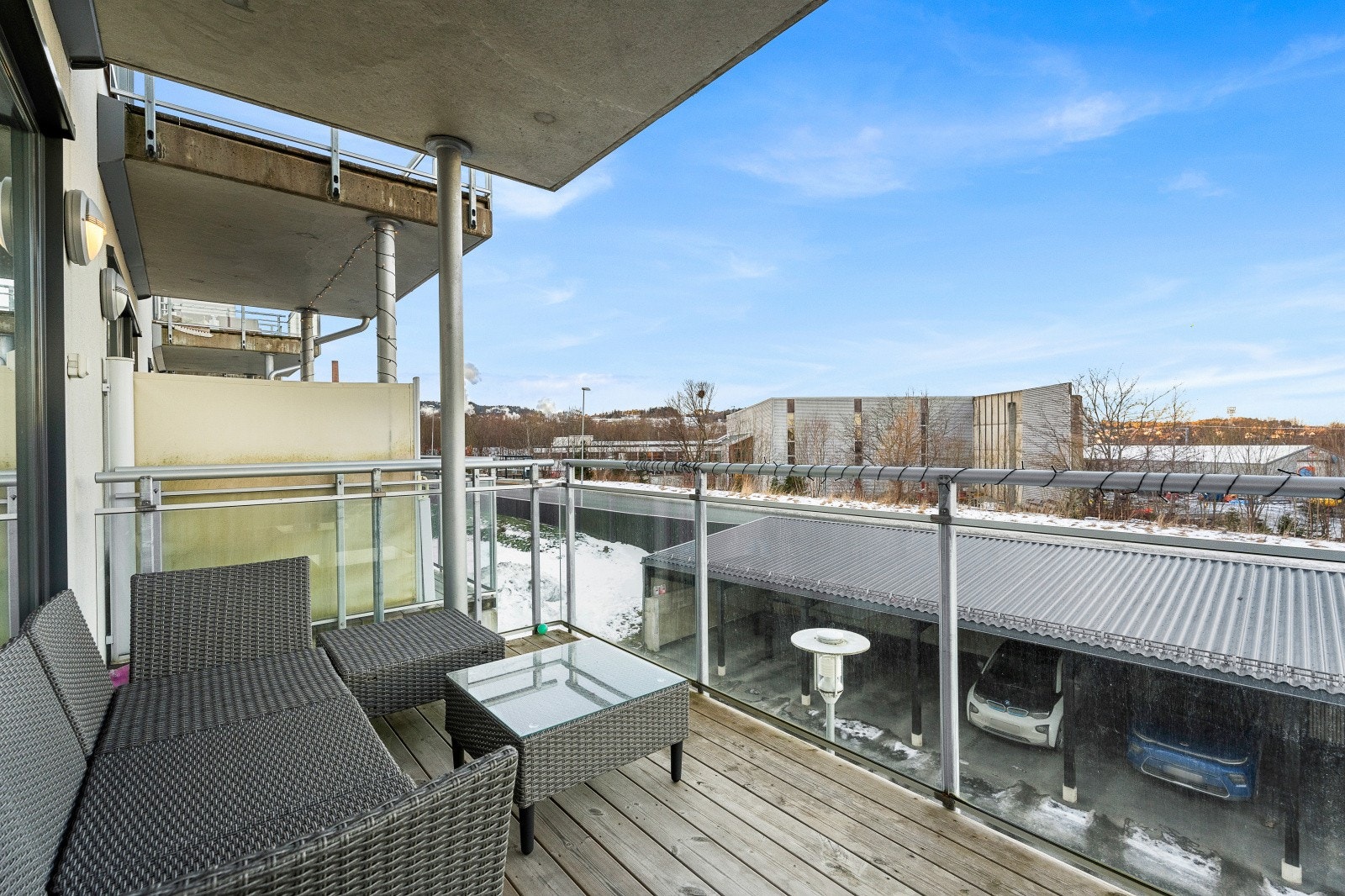 Overbygget balkong med gode sol- og utsiktsforhold. Det er parkering i oppvarmet -P-kjeller med tilliggende bod og gjesteparkering utenfor boligene. Galleribilde
