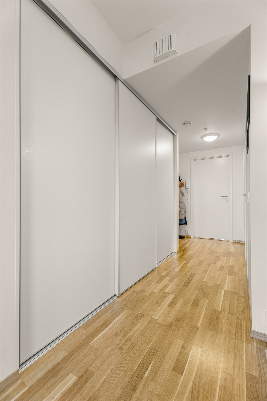 Det er svært god lagringsplass i skyvedørsgarderobe i gang. I tillegg er soverommet 14,4 kvm. med veldig god plass til garderobe. Leiligheten har egen sportsbod tilliggende garasjeplassen i p-kjelleren. Galleribilde