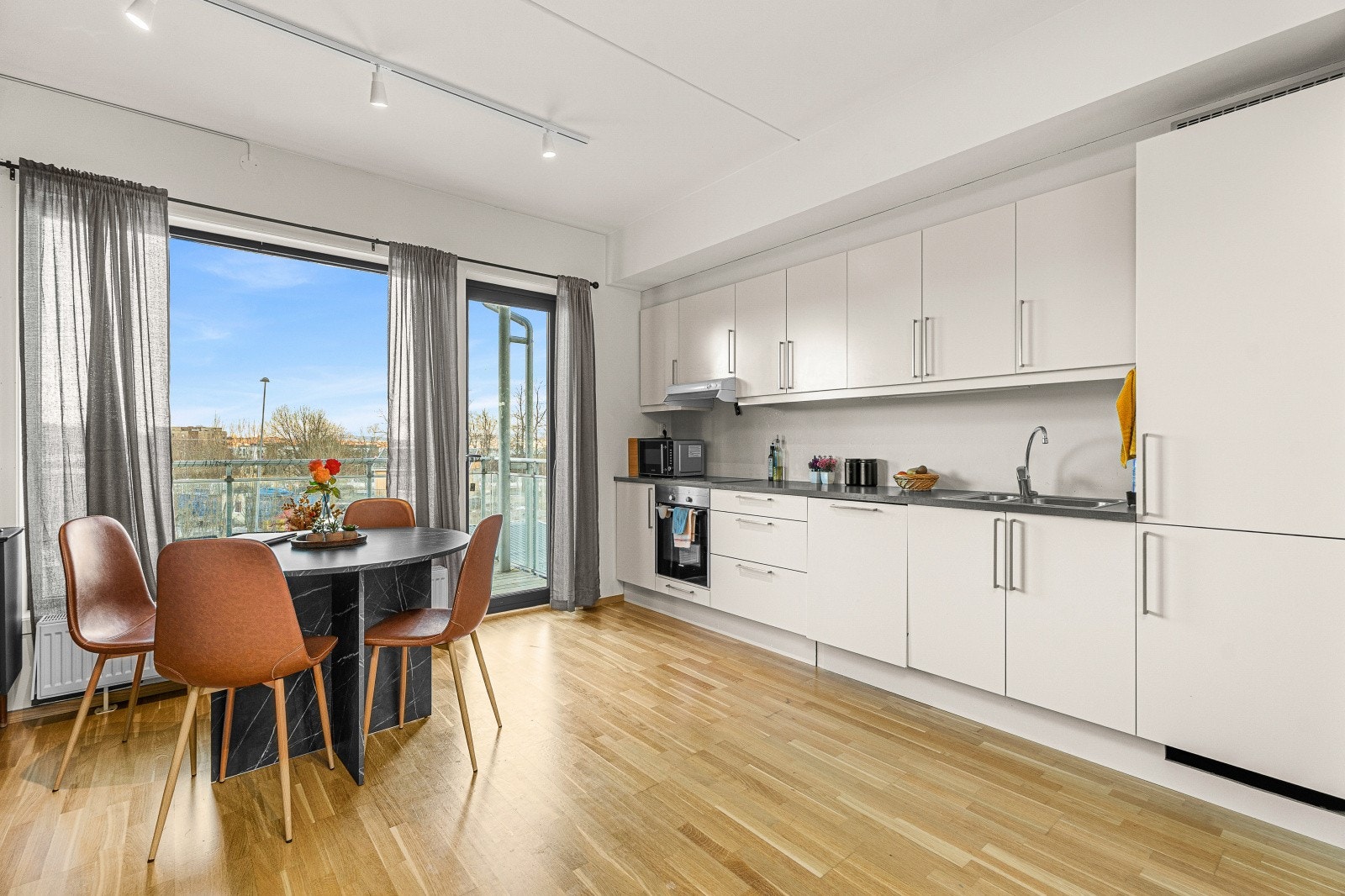 Oppholdsrommene er hele 30 kvm. og har god plass for egen spisestue. Galleribilde