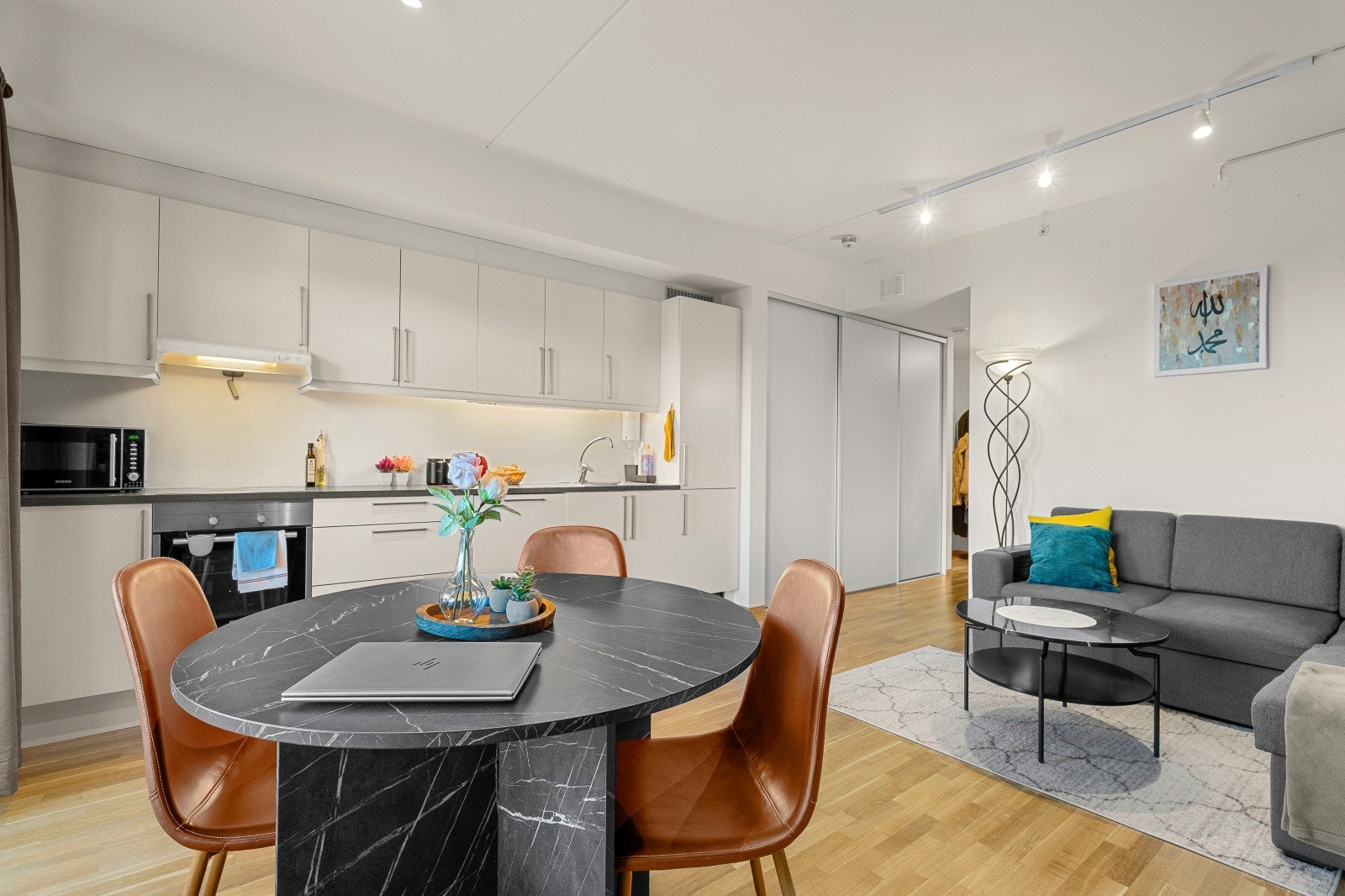 Velkommen til Horgvegen 5 - En svært tiltalende og romslig 2-roms på hele 52 kvm. BRA-i fra 2015 i Extra-konsept med flott beliggenhet i 2. etasje med gode sol- og utsiktsforhold uten innsyn. DNB Eiendom v/ Sindre H. Mathisen Galleribilde