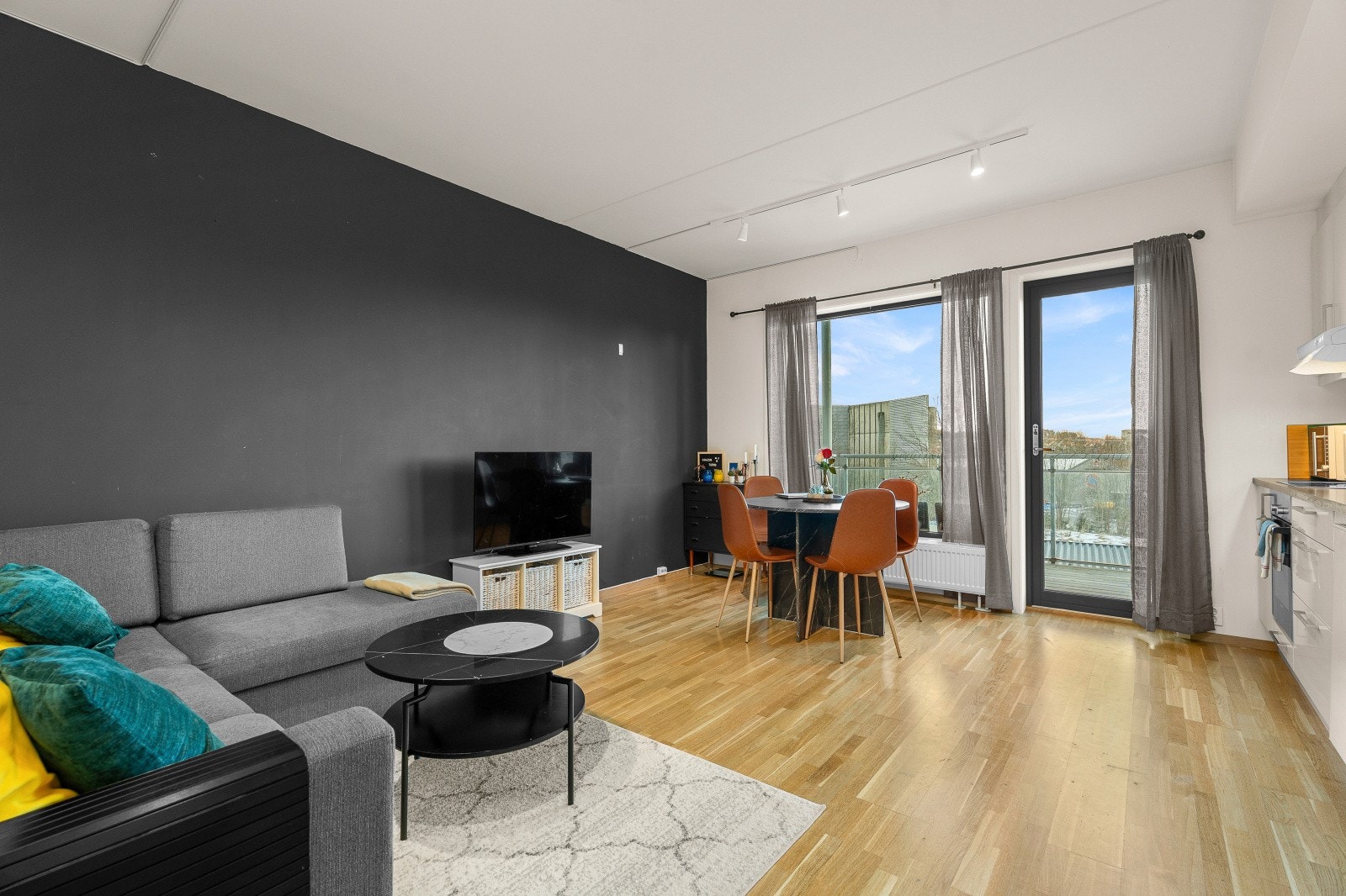 Leiligheten har balanser ventilasjon og fjernvarme noe som gir et godt innemiljø og høy komfort. Utgang til solrik balkong med sol på ettermiddag og kveld. Galleribilde