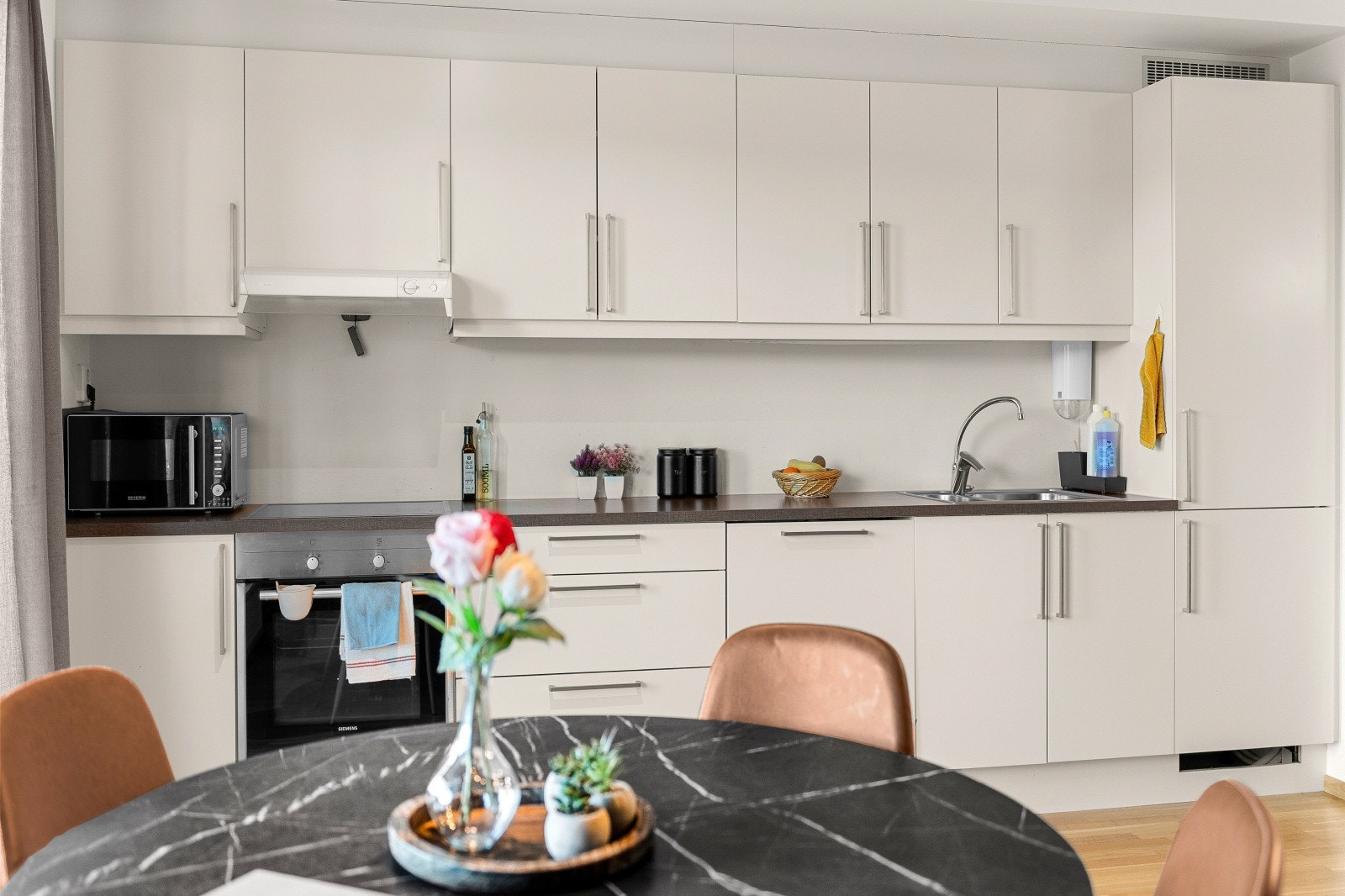 Leiligheten har romslig kjøkken med integrerte hvitevarer som følger salget. Oppvaskmaskin, kombinert kjøl og frys og komfyr og steketopp. Galleribilde