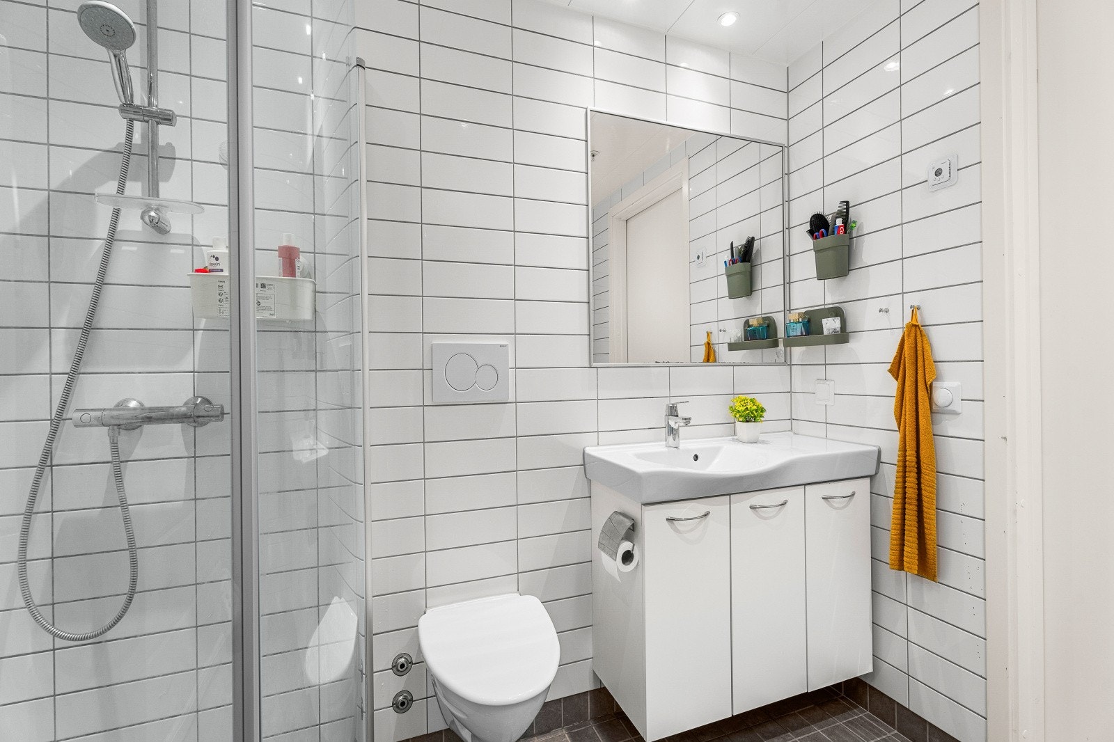 Flislagte overflater og vegghengt WC. Galleribilde