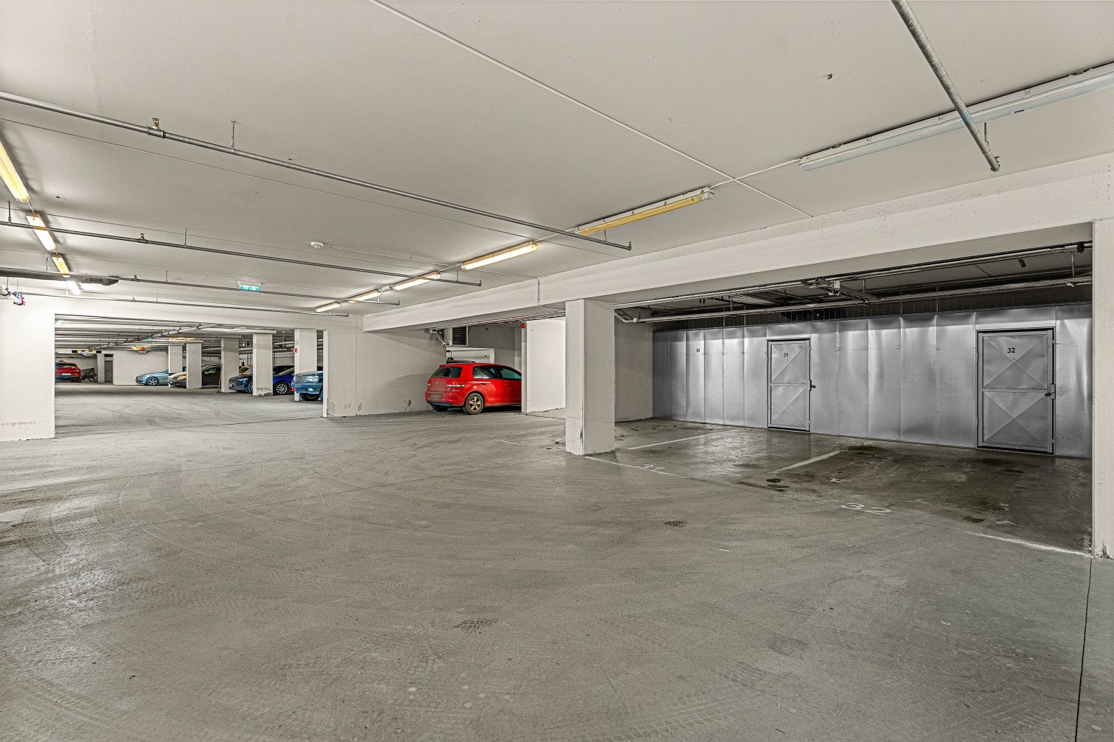 Leiligheten har fast plass i oppvarmet og avlåst P-kjeller som er klargjort for el.bil-lader. Galleribilde