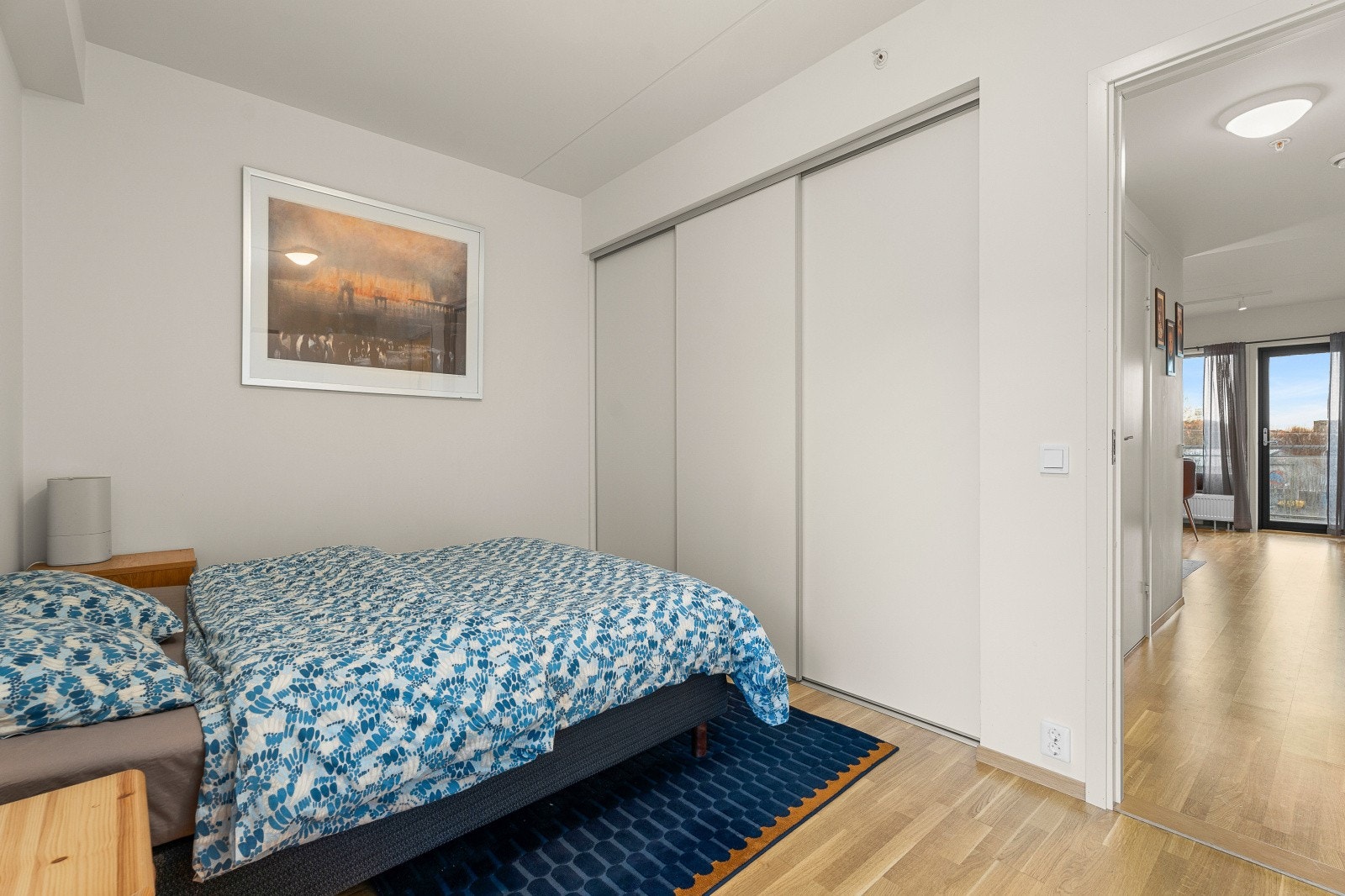 God lagringsplass i både skap og skyvedørsgarderobe. Galleribilde