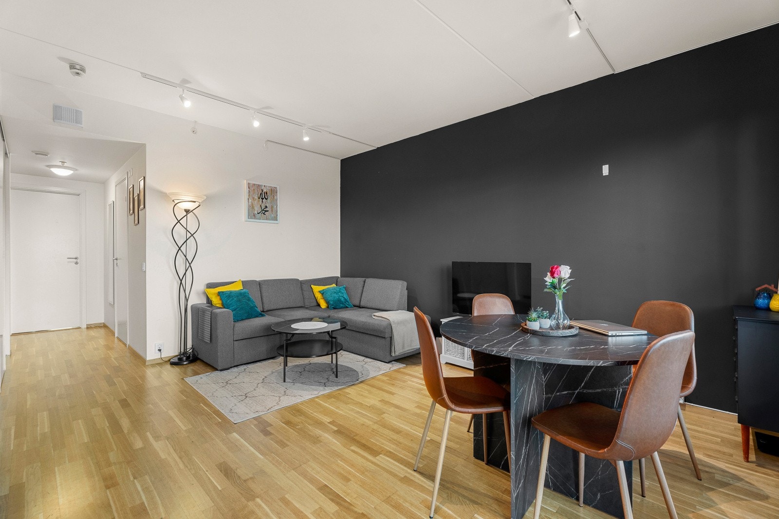 Leiligheten har innvendig areal (BRA-i ) på hele 52 kvm. noe som gir god plass til forskjellige møbleringsmuligheter og godt med lagringsplass. Galleribilde