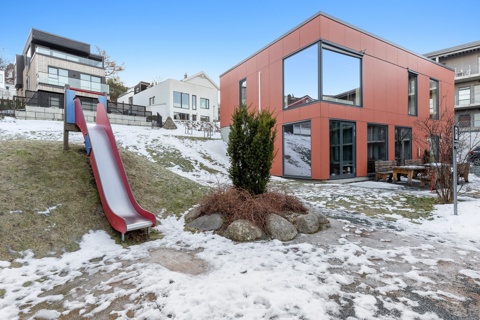 Prosjektet er et såkalt Extra prosjekt som inneholder godt utstyrt treningsrom med badstu og dusj, forsamlingslokale og 2 besøkshybler som disponeres av sameierne i Horgvegen. Galleribilde