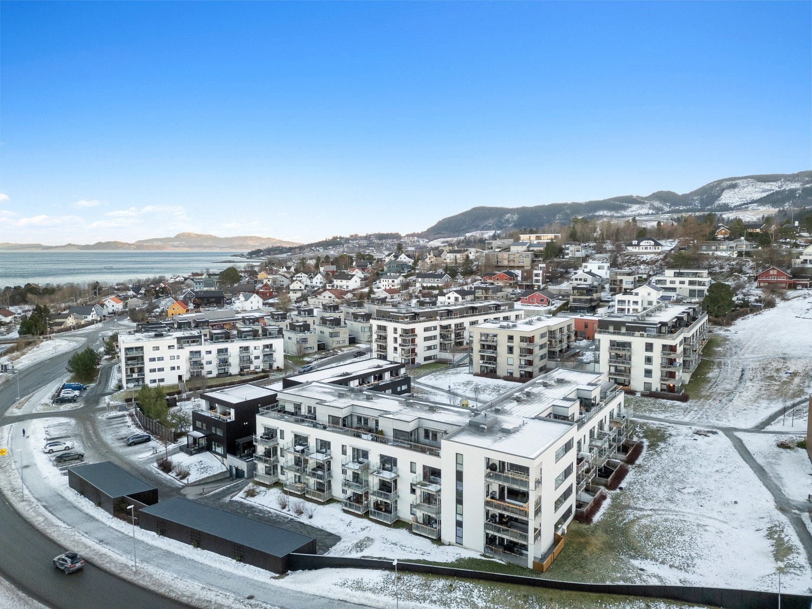 Leiligheten ligger fint til i 2.etasje mot vest. Området har flere dagligvarebutikker (Kiwi, Rema og Prix) innen kort gangavstand og busstopp med hyppige avganger som tar deg til sentrum på kort tid. Galleribilde